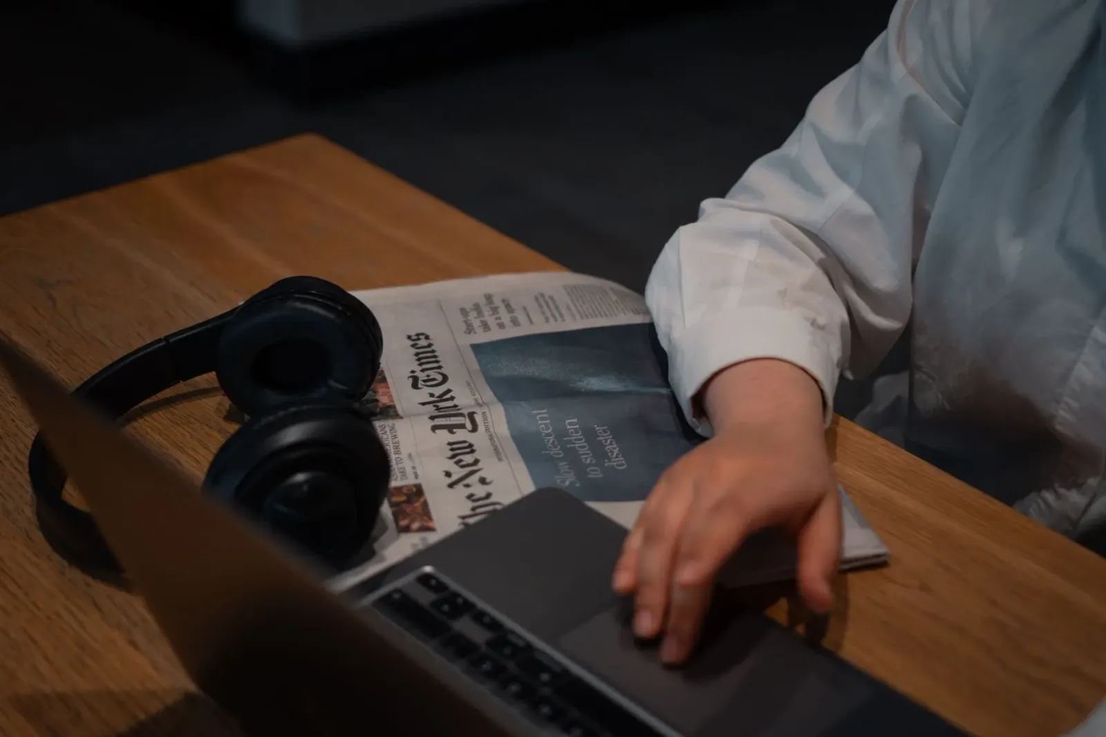 Imajen desk desk notísiu ho jornal iha escritóriu, halo ita nia foin sei hatene kona-ba mundu.