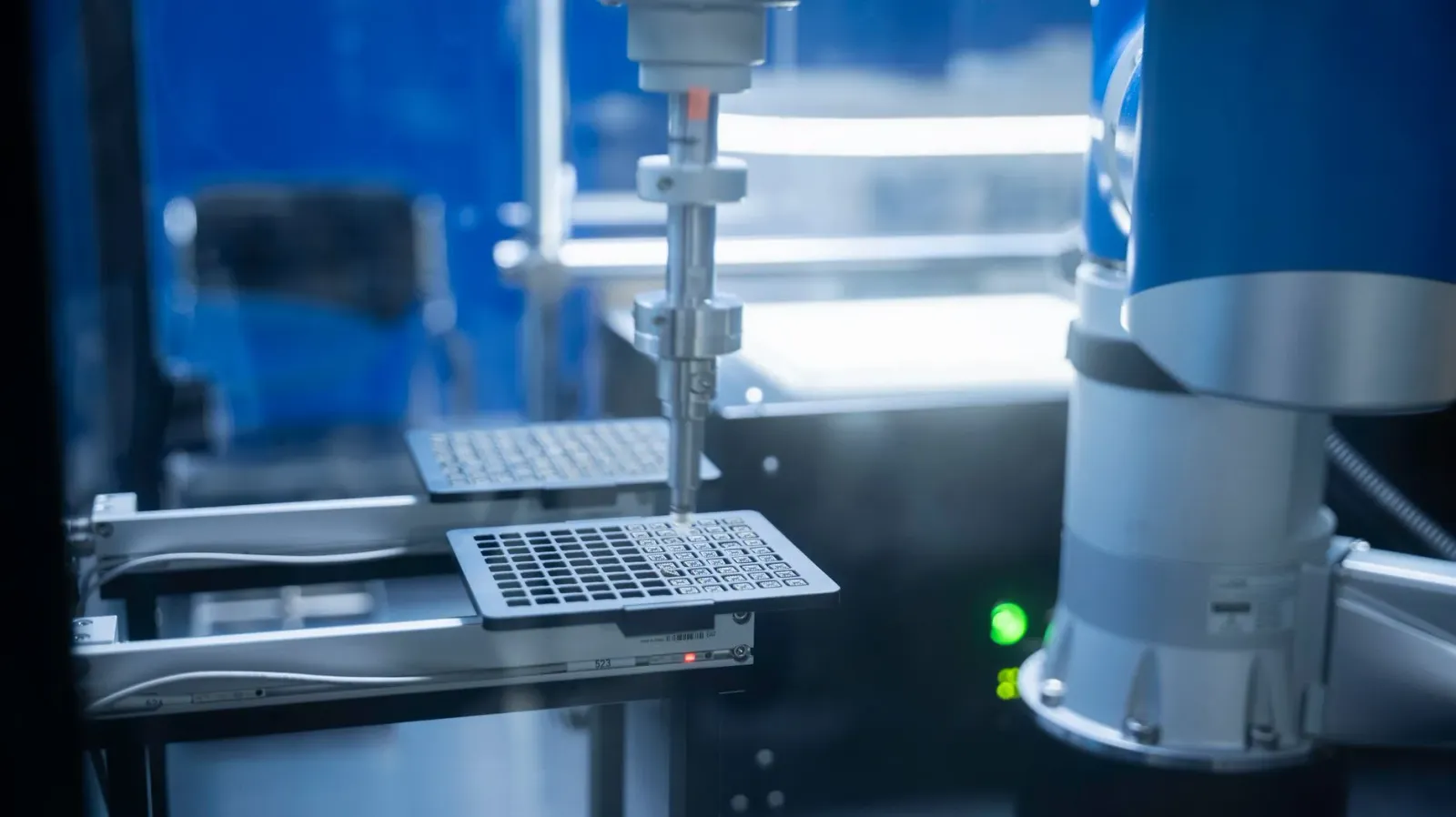 Imajen ne'e hatudu laboratóriu siénsia ne'ebé iha teknologia boot, hanesan komputador, fóssil, no agrikultura ne'ebé proteje 