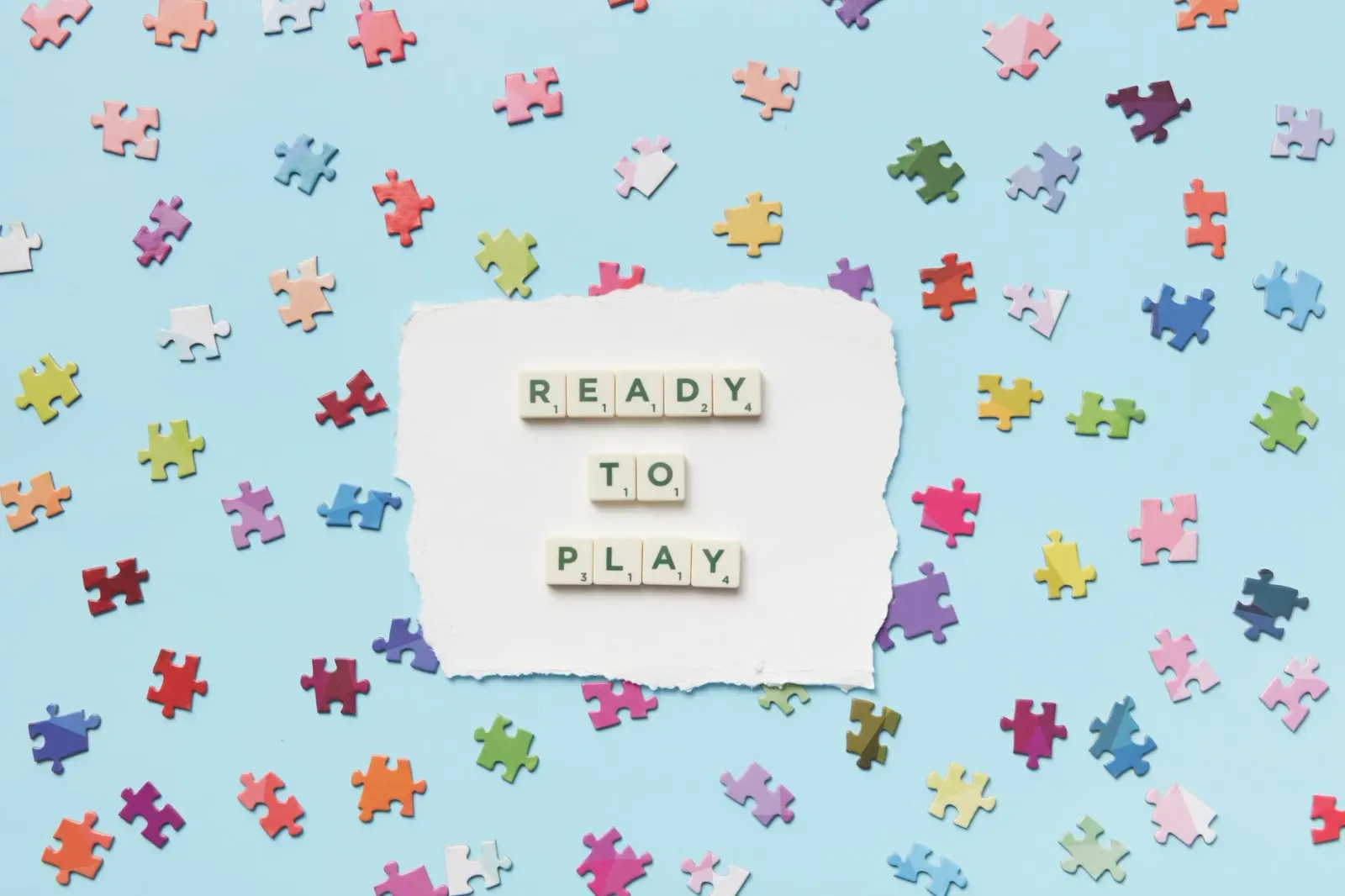 Kolajen imajen hatudu notísiu kolapsu warehouse, puzzle NYT Connections, no revestimentu clay ba ai-han. Imajen ne'e ilustra 