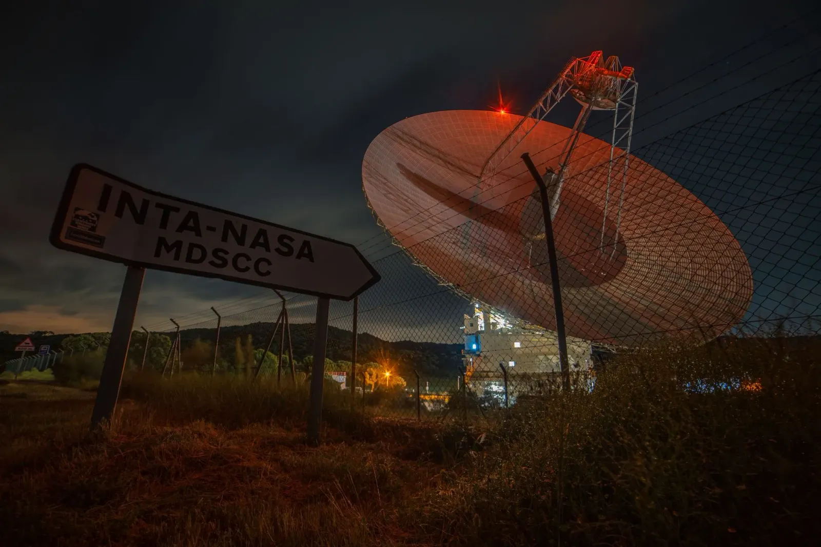 Ilustrasaun husi teleskopiu espasu NASA Swift ne'ebé monu hela ba Rai, ho planu fundu estrela sira