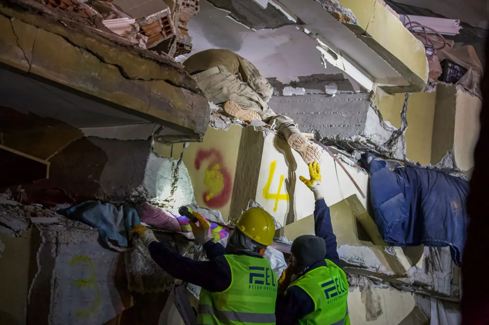 Imajen kolapsu warehouse iha Kolkata ho operasaun salvamentu, iha sorin kaxa mangas premium ba diplomata, no tribunal ne'ebé 