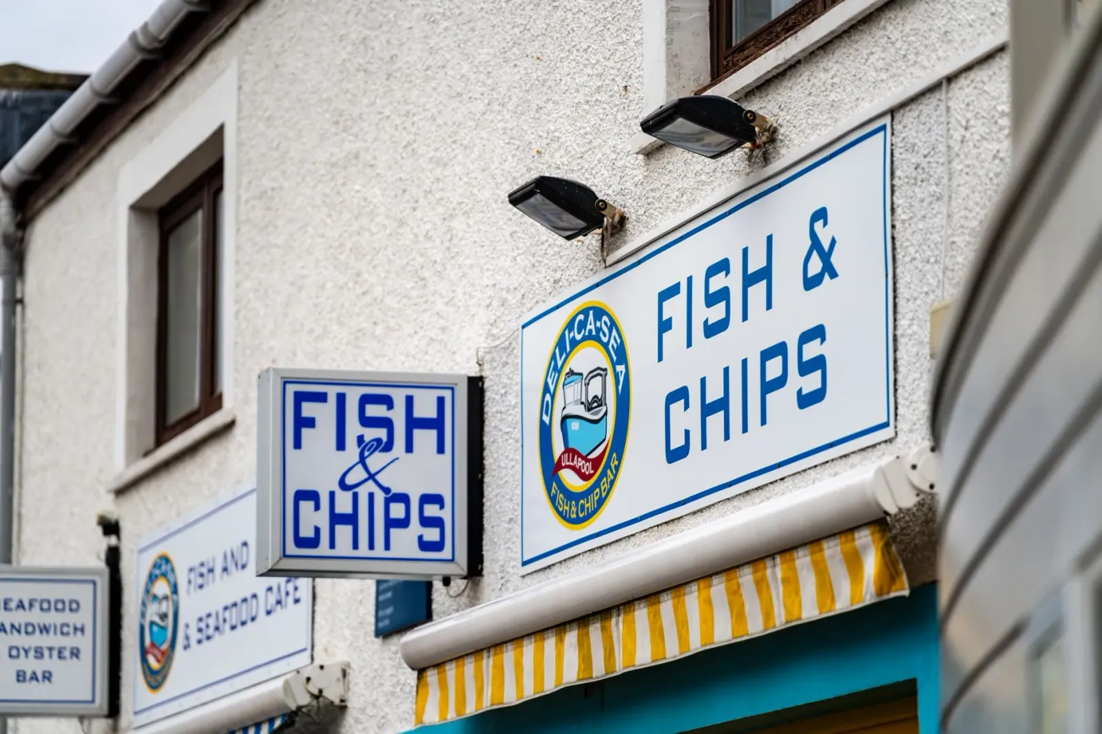 Foto husi Jim's Chippy nia proprietáriu sira ho troféu prémiu 'Best Chippy in Yorkshire' iha eventu iha Manchester, hatudu so