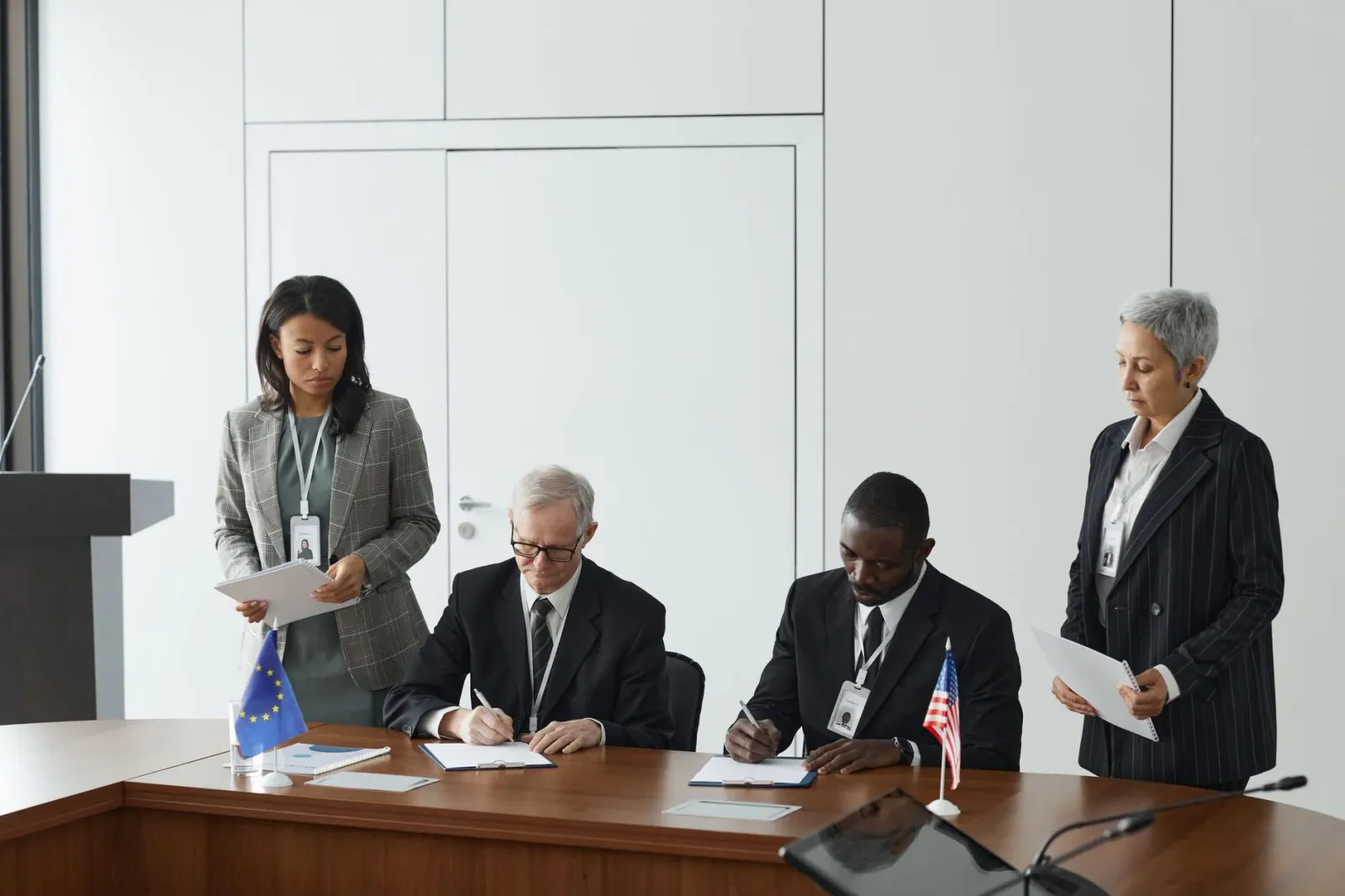 Imajen foun ne'e hatudu ema boot sira ne'ebé halo relasaun diplomátiku no seguransa saúde iha mundu boot, ho korol ne'ebé la'