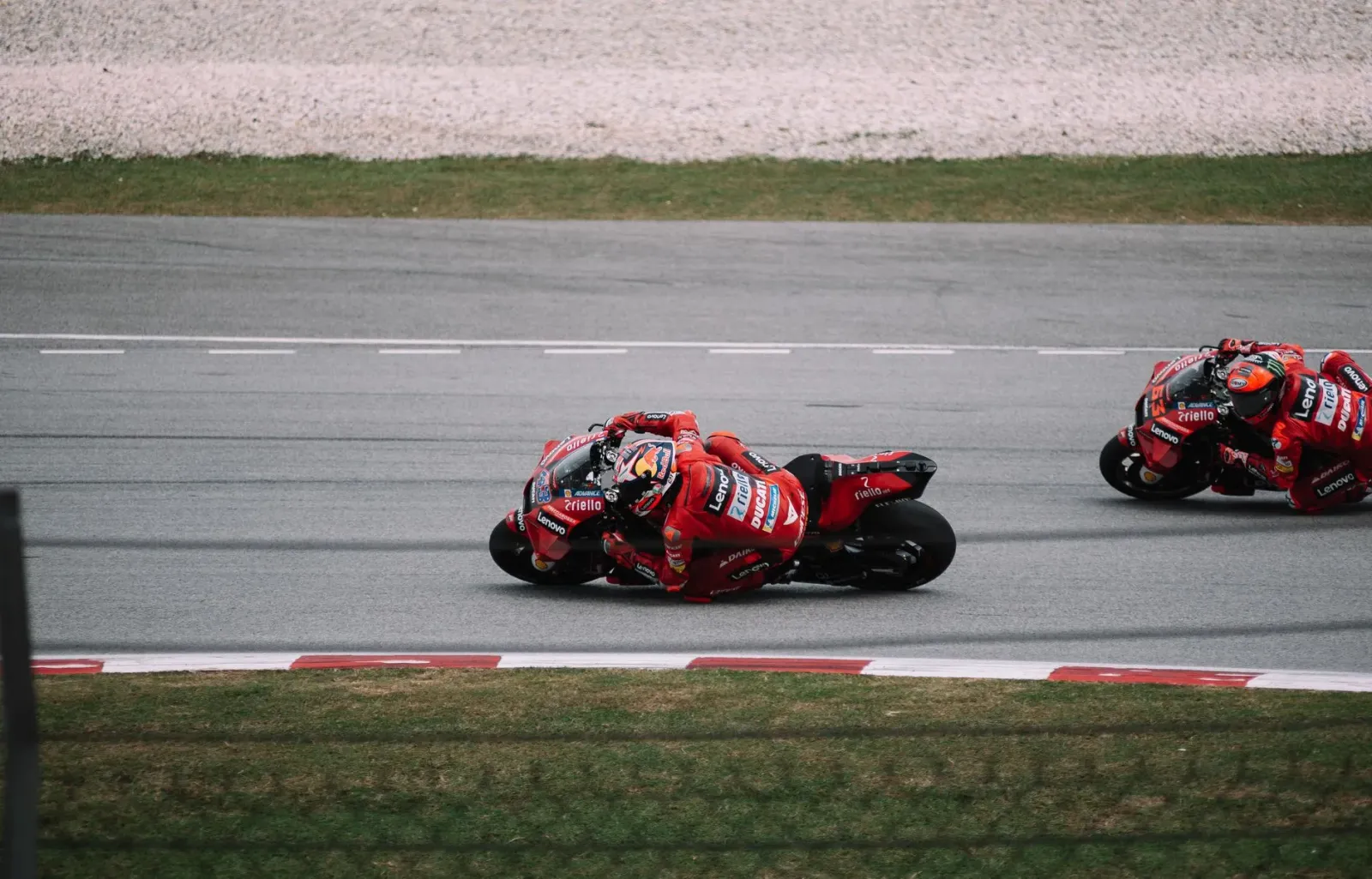 Pedro Acosta, pilotu MotoGP husi Espanha, hodi xapeu Ducati ne'ebé asina kontratu foun, ho nia motosiklu iha Circuito de Barc