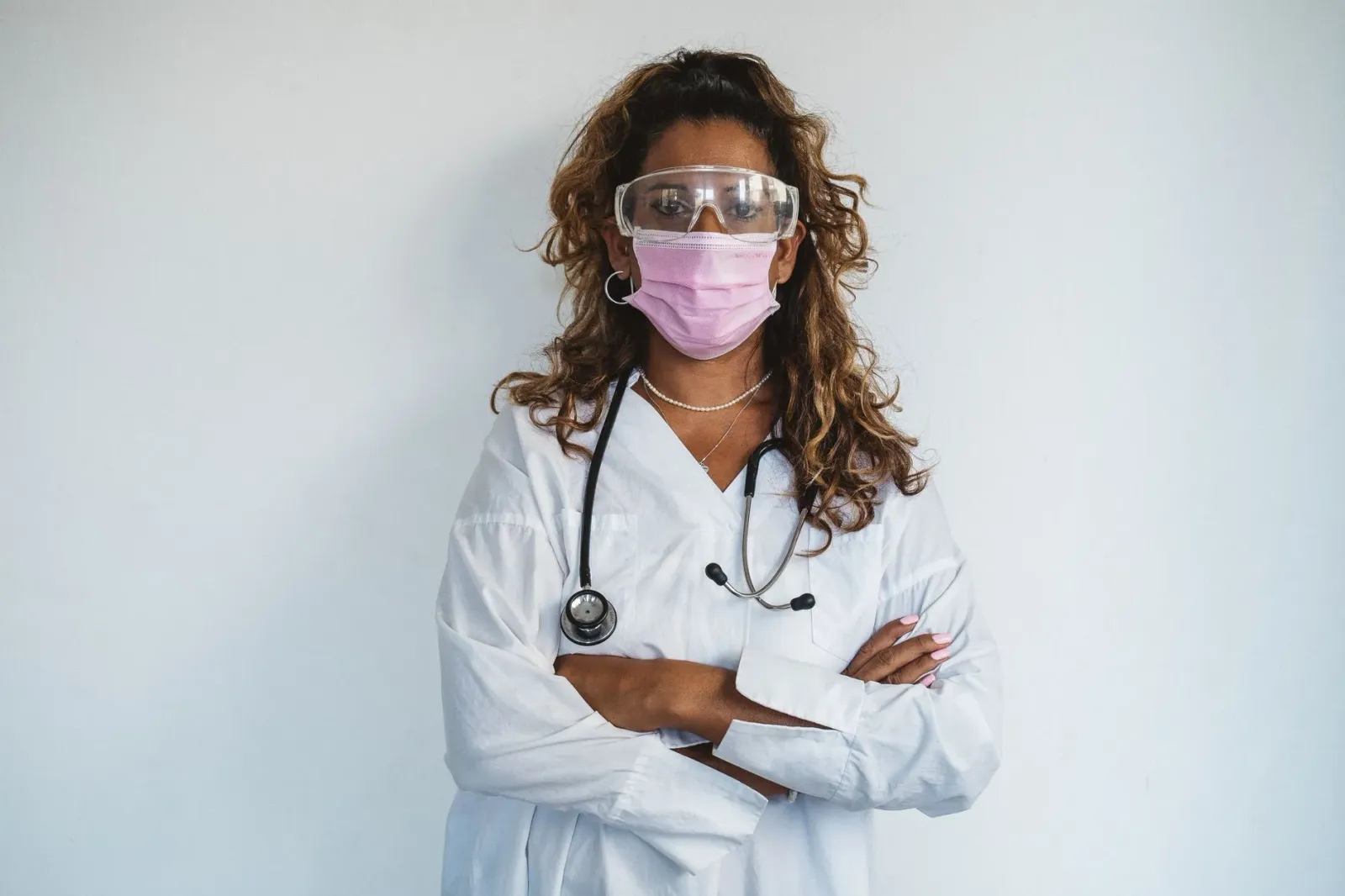 Doutor ida iha hospital iha França, uza ekipamentu protesaun, tau matan ba pasiente ne'ebé isoladu tanba Ebola. Imajen hatudu