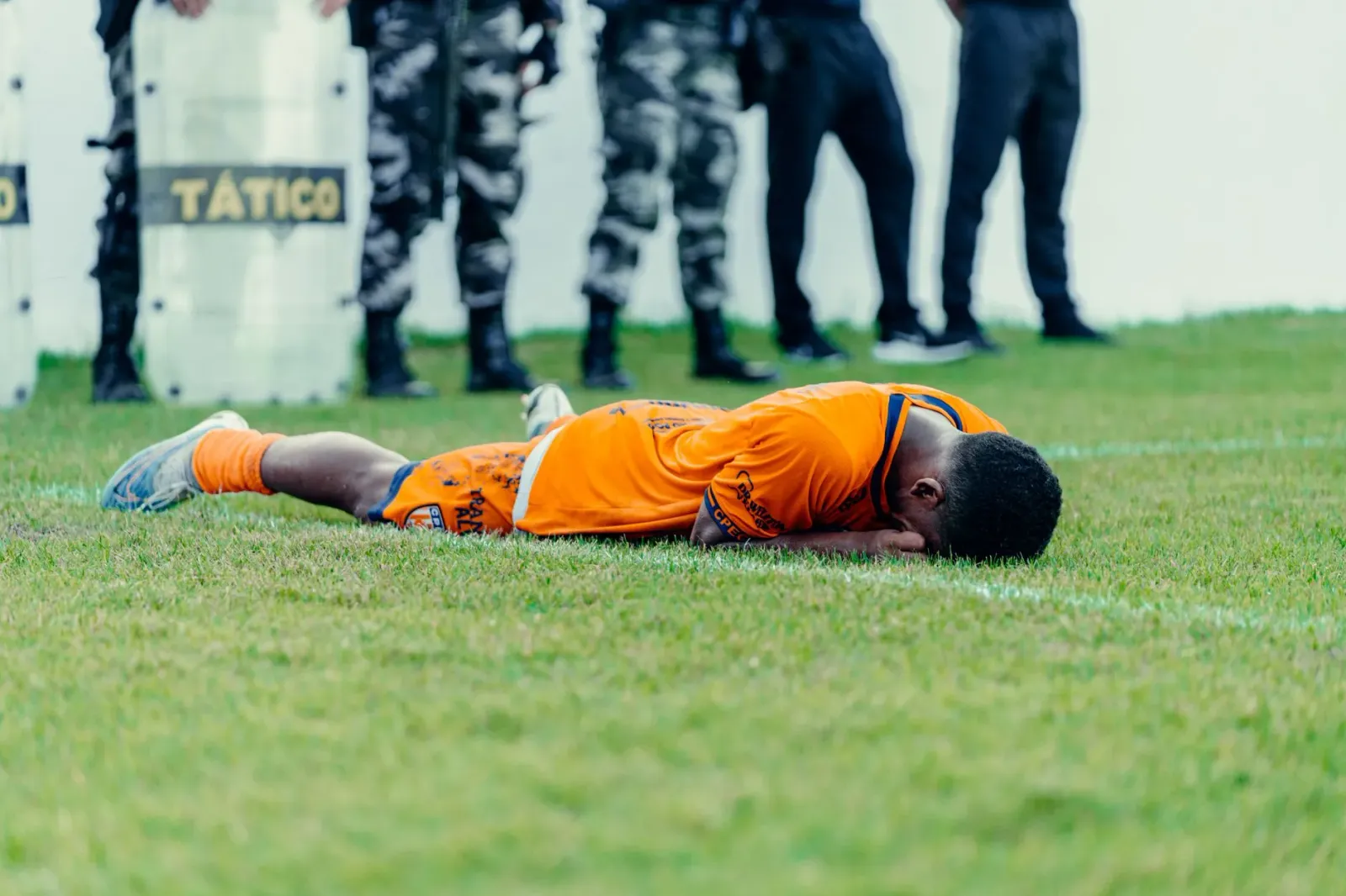 Jogadór futebol ida hetan lesaun iha kampu durante partida Mundiál 2026, ho ekipa médiku sira ajuda nia, iha estadiu boot ho 