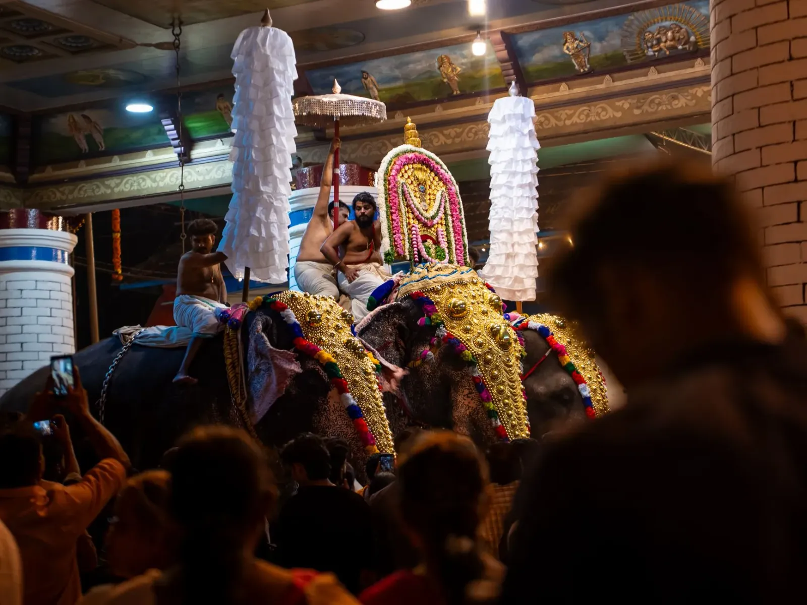 Imajen hosi viajen fiar ba Sabarimala ne'ebé hatudu ona oinsá ema dedika sira nia moris ba espiritu, ho templu no paisajen na