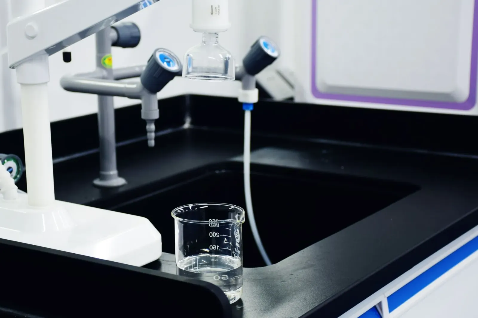 Imajen husi laboratóriu fizika iha Leiden ho spríng geometria anti-spríng ne'ebé filtra vibrasaun iha temperatura besik absol