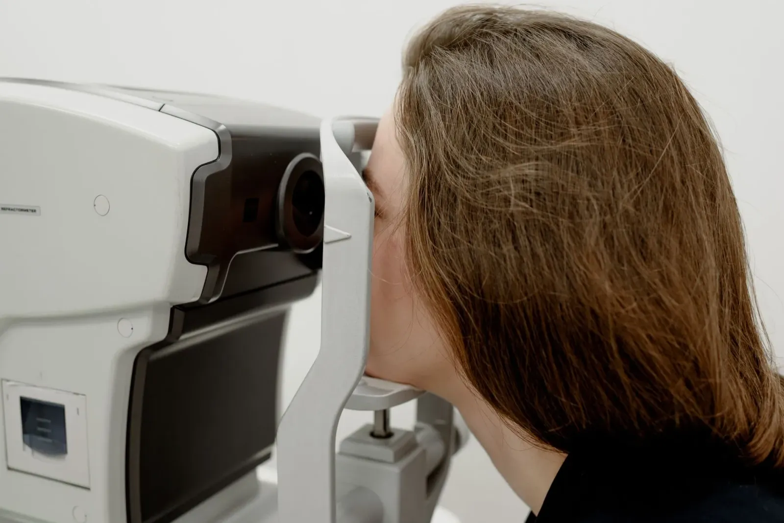 Imajen teknolojia OCT foun ne'ebé kaptura detallu retina ho klaru, hatudu estrutura interna retina ho kor azul no verde.