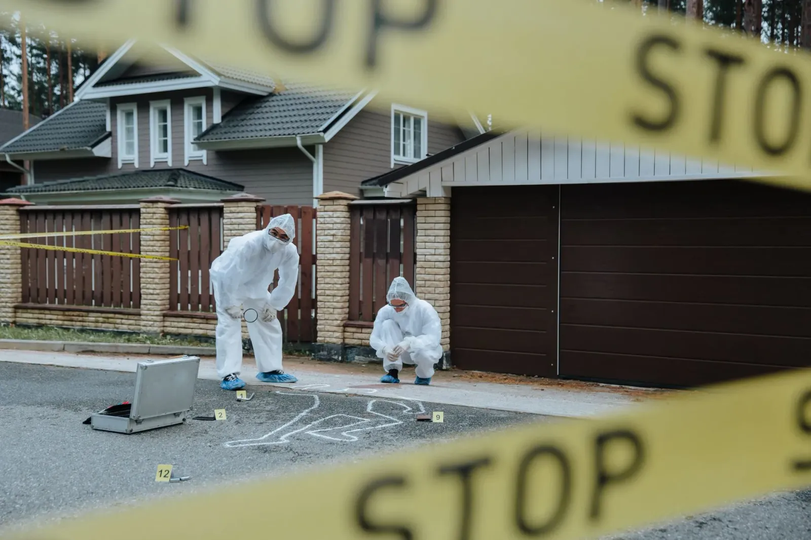 Polísia iha Austin Texas halo investigasaun kazu kriminozu brutál iha área apartment, ho fita amarela no viatura polísia iha 
