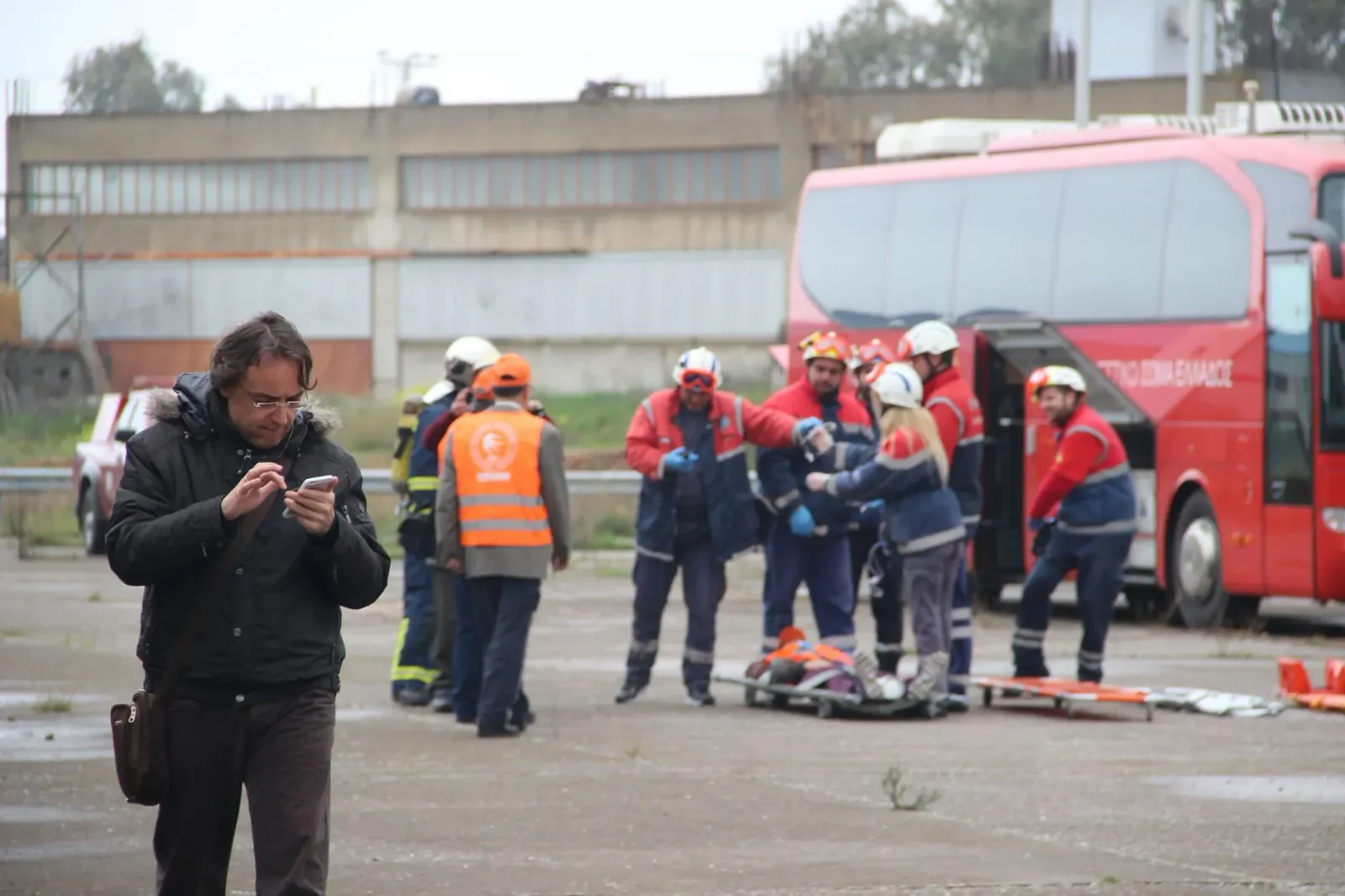 Imajen hodi hatudu minibus ne'ebé monu ba iha kraik estrada, ho ema servisu resgate no ambulánsia iha fatin – ilustra risku m