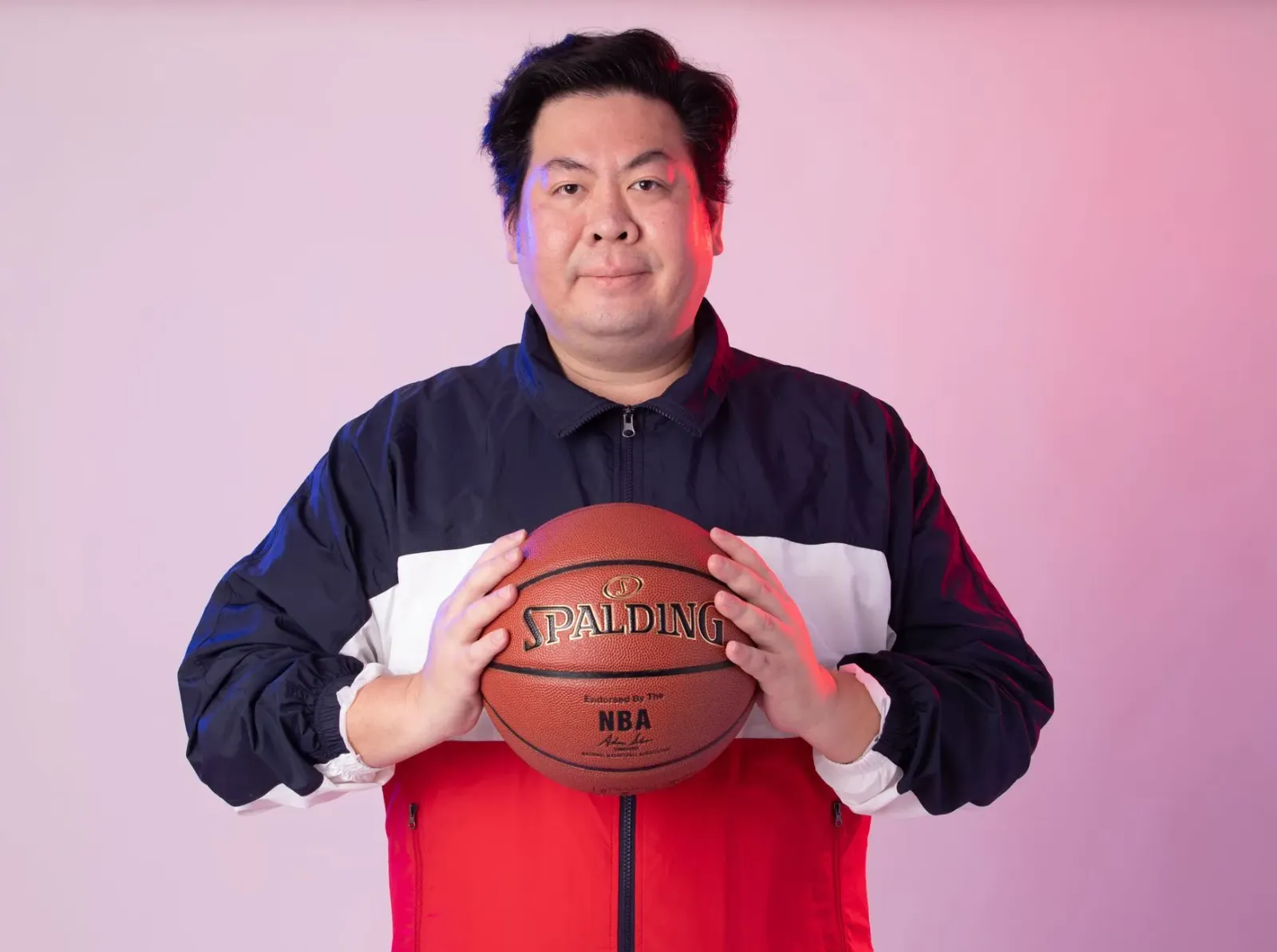 Atleta ida uza smart glasses iha kampu treinu, ho fundu tabela draft NBA no foto Jay Z ho estilu afru