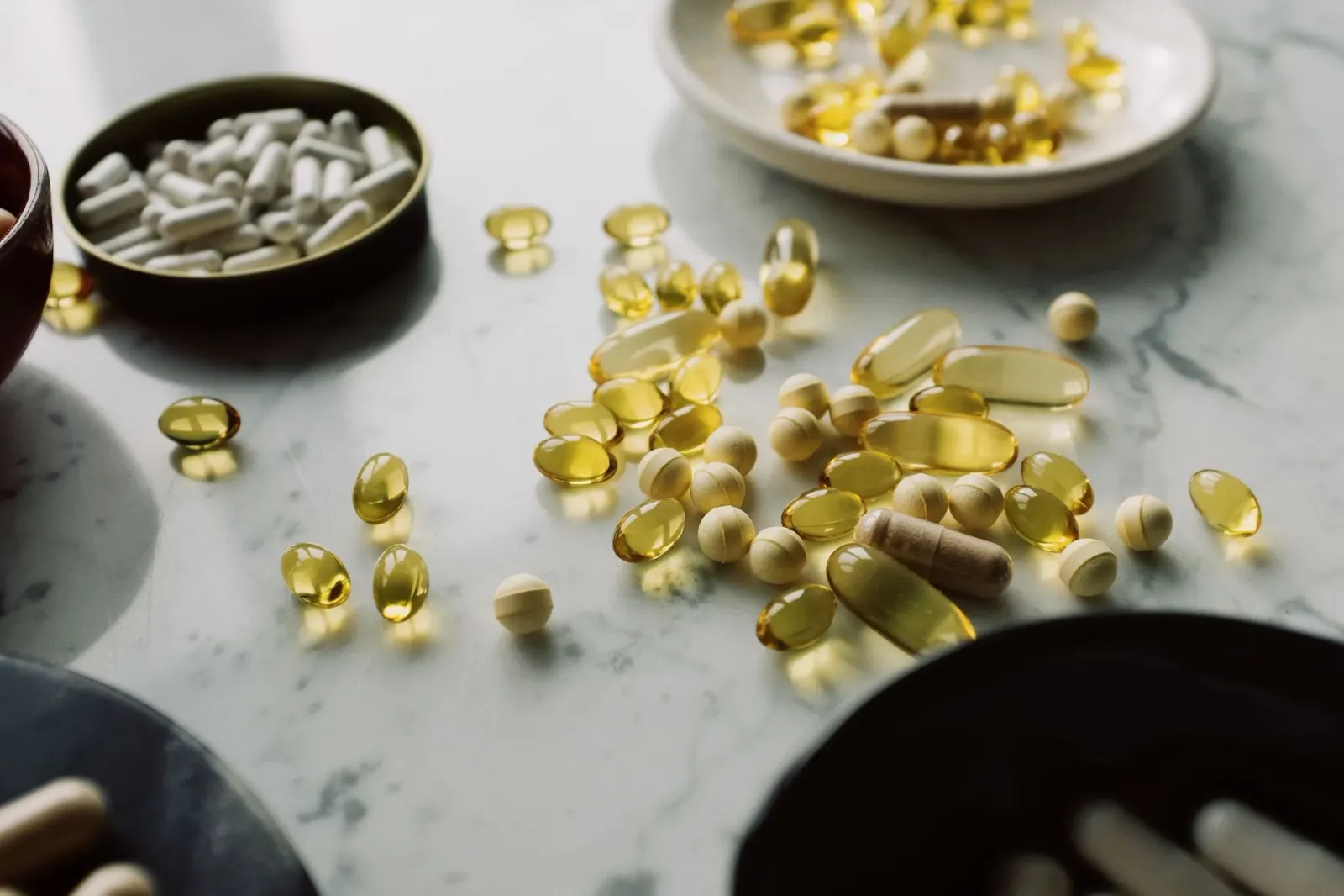 Feto ida kaer kapsula glutationa liposomal iha liman, ho fundu verde no folha fresku, simboliza saúde no antioxidante natural