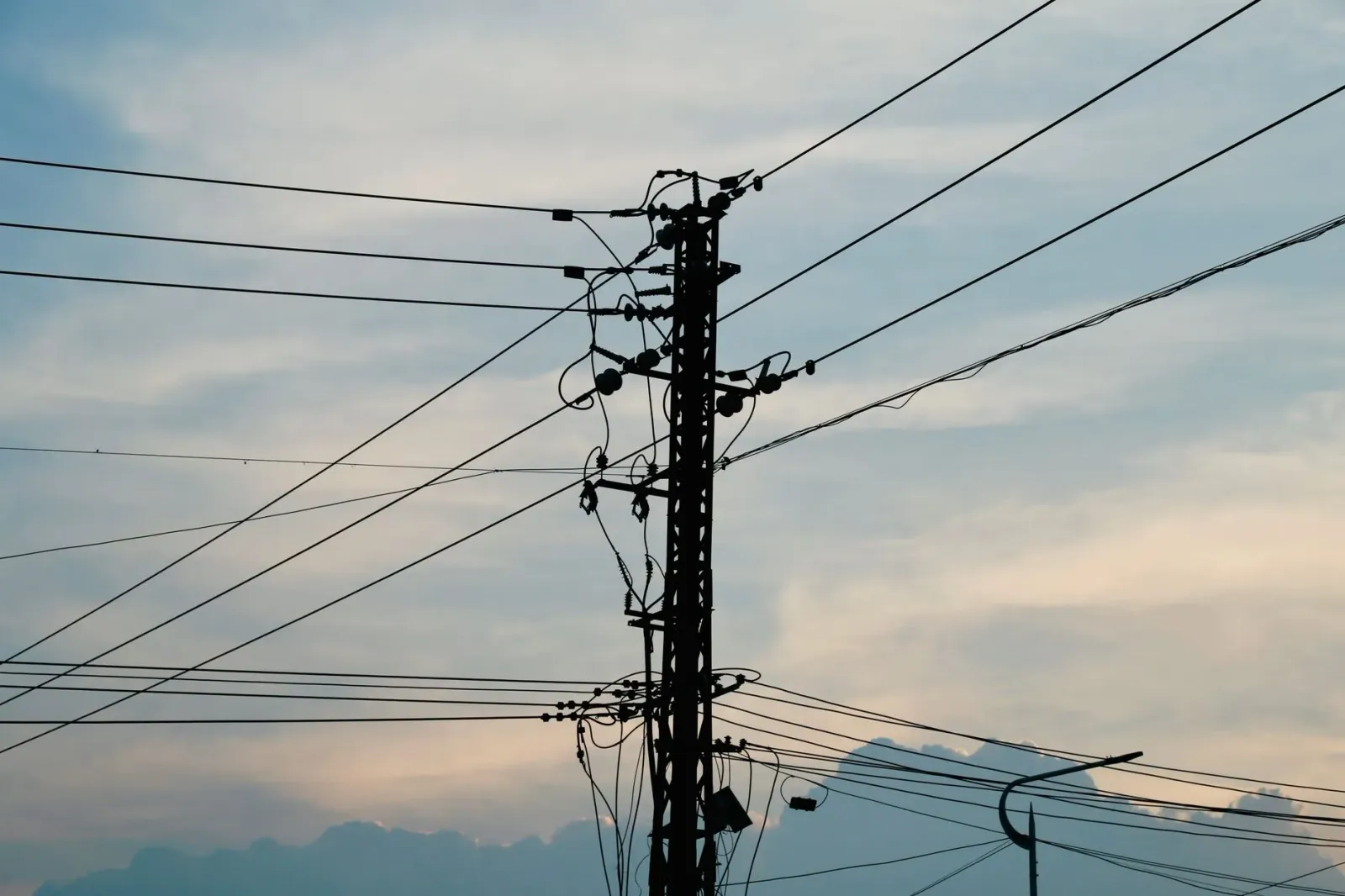 Imajen hatudu linhas enerjia no rancho boot iha foho ho mátak, simboliza ligasaun entre infraestrutura enerjia no investiment