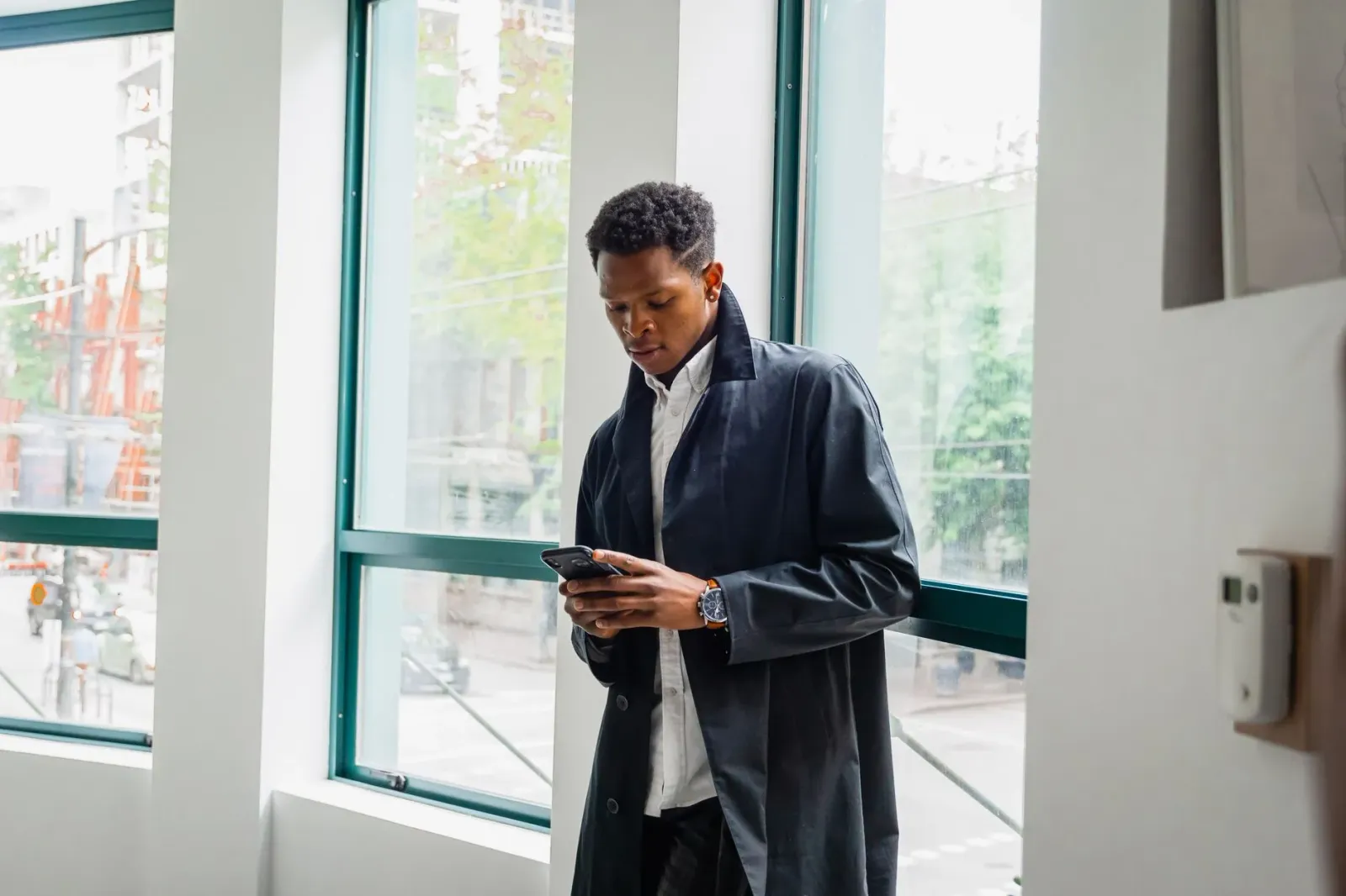 Ema ida uza telemovel foldable ho janela aplikasaun flutuante, hatudu oinsá Android 17 nia Bubble app windows ajuda multitask