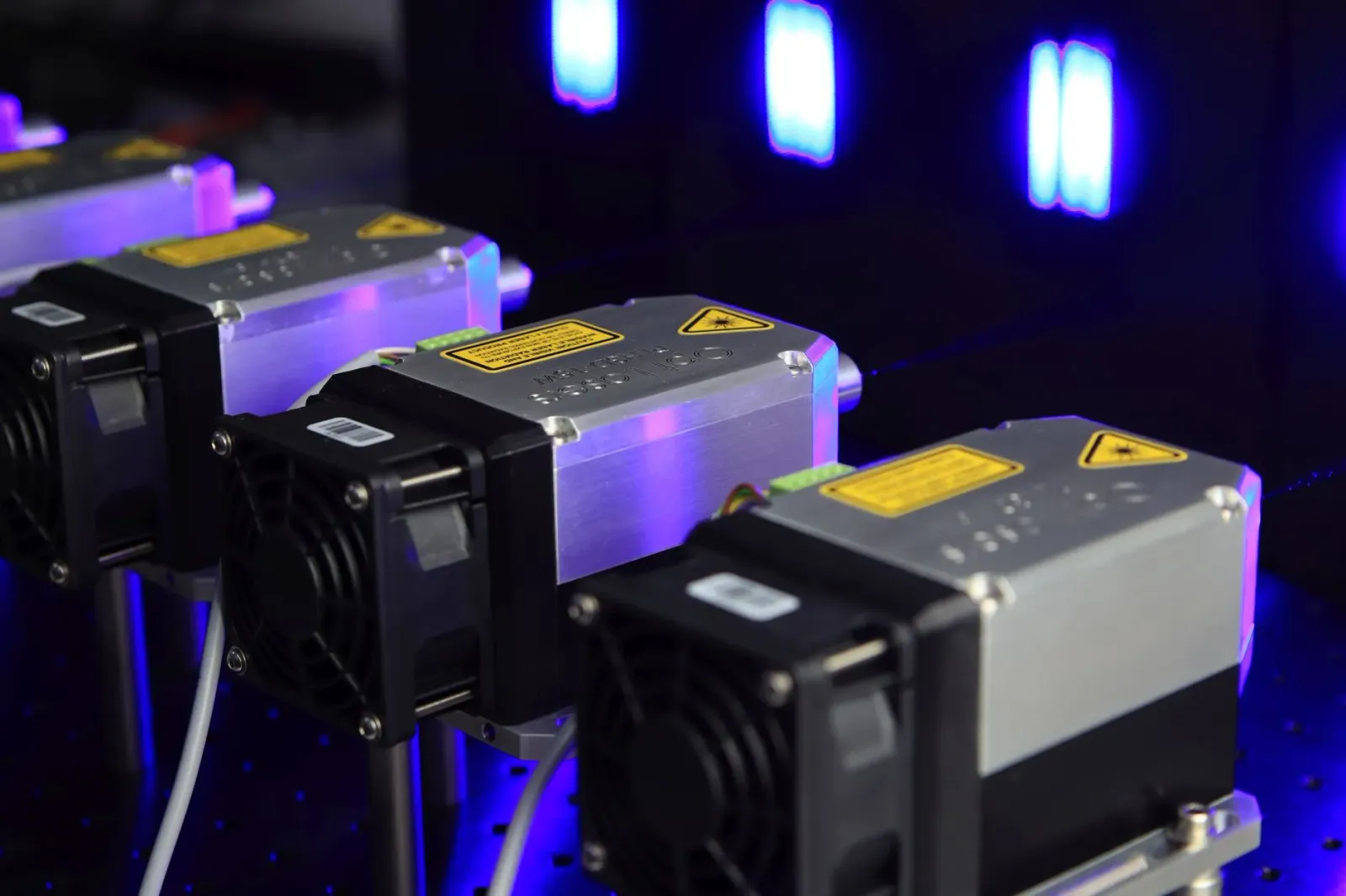 Sientista ida iha laboratóriu hatudu kavidade óptika ba laser estável iha temperatura ambiente, ho ekipamentu óptiku no luz a