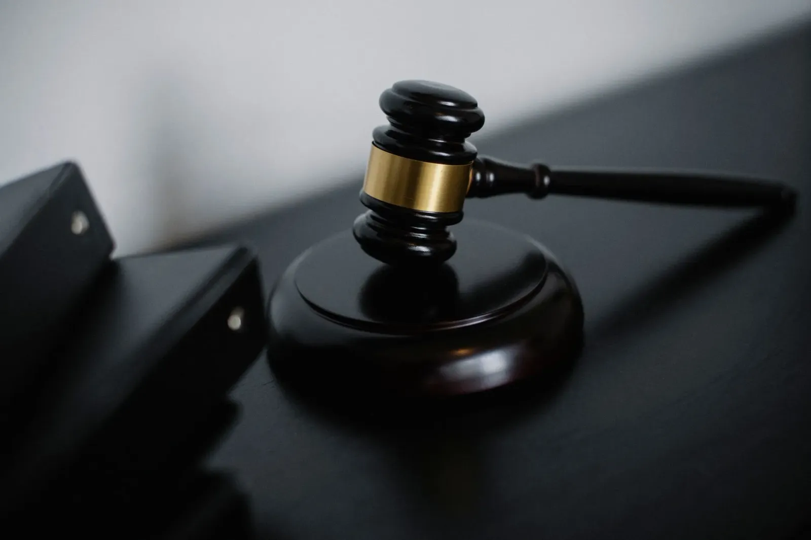 Imajen hatudu ema ida tuir iha tribunal, iha kotuk iha komputadór ne'ebé hatudu modelu AI Fable 5, simboliza kazu kontra Gove