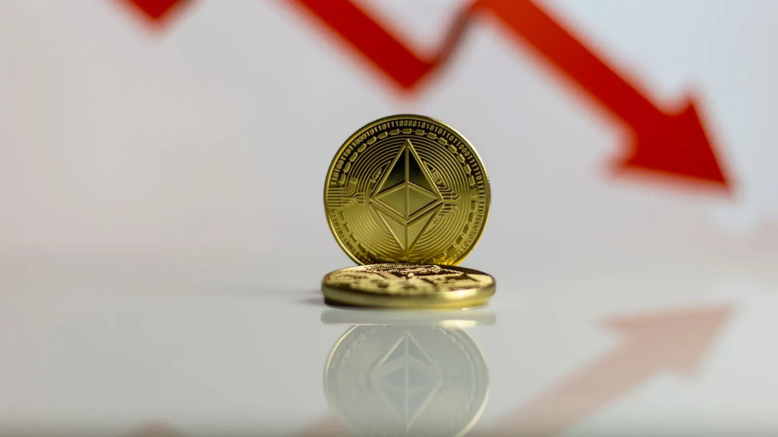 Grafiku hosi prezu oru ne'ebé monu ba $4000 ho fundu dolar amerikanu no nota finanseira iha meja, ilustra analiza krítiku kon