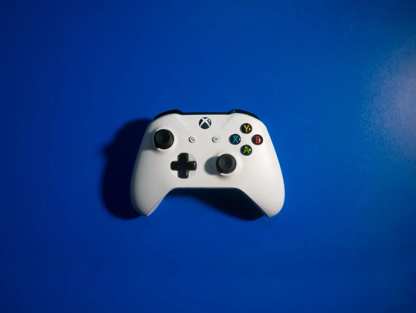 Imajen konseituál hosi Xbox konsola, Bose ekipamentu áudio, no VSCO aplikasaun fotografia, reprezenta mudansa estratéjia negó