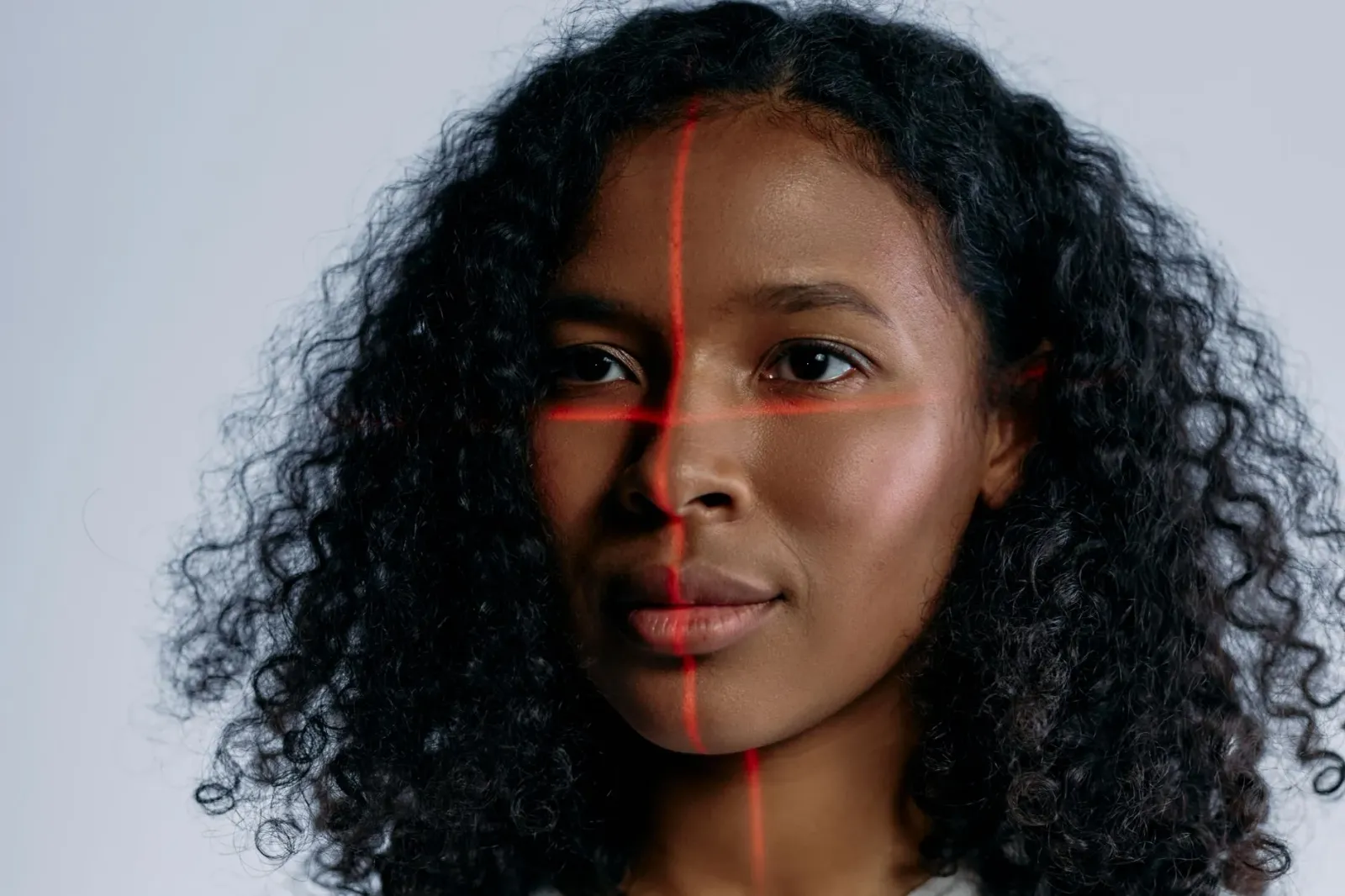 Ema loke smart glasses ho teknolojia rekonhesimentu fatin iha sira nia matan, ho sensór sira ne'ebé hatudu iha superfísie vid