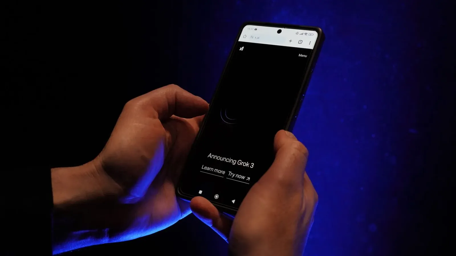 Imajen mostra ema hanesan uza smartphone foun ho notísia moos kona-ba Android no jogu iha tela, hakerek tetun kona-ba mudansa