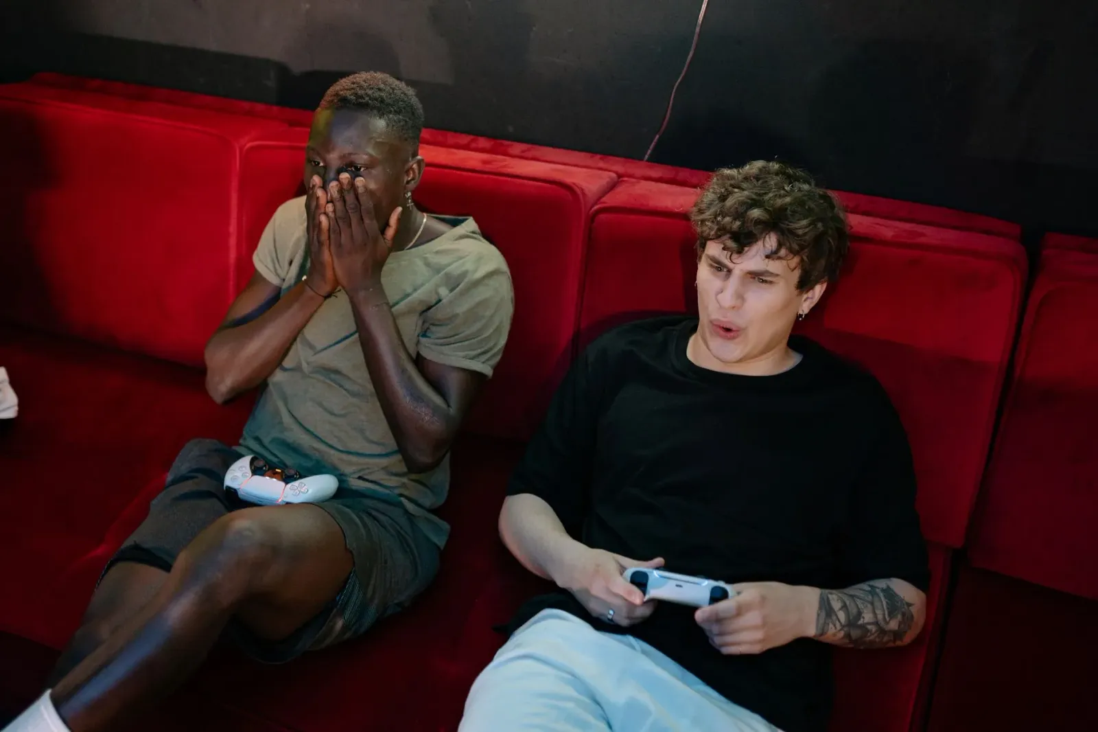 Ema barak tuur hela iha sala boot haree Summer Game Fest 2026, sira nia rohan hatudu kontente no konsentrasaun ba tela boot n