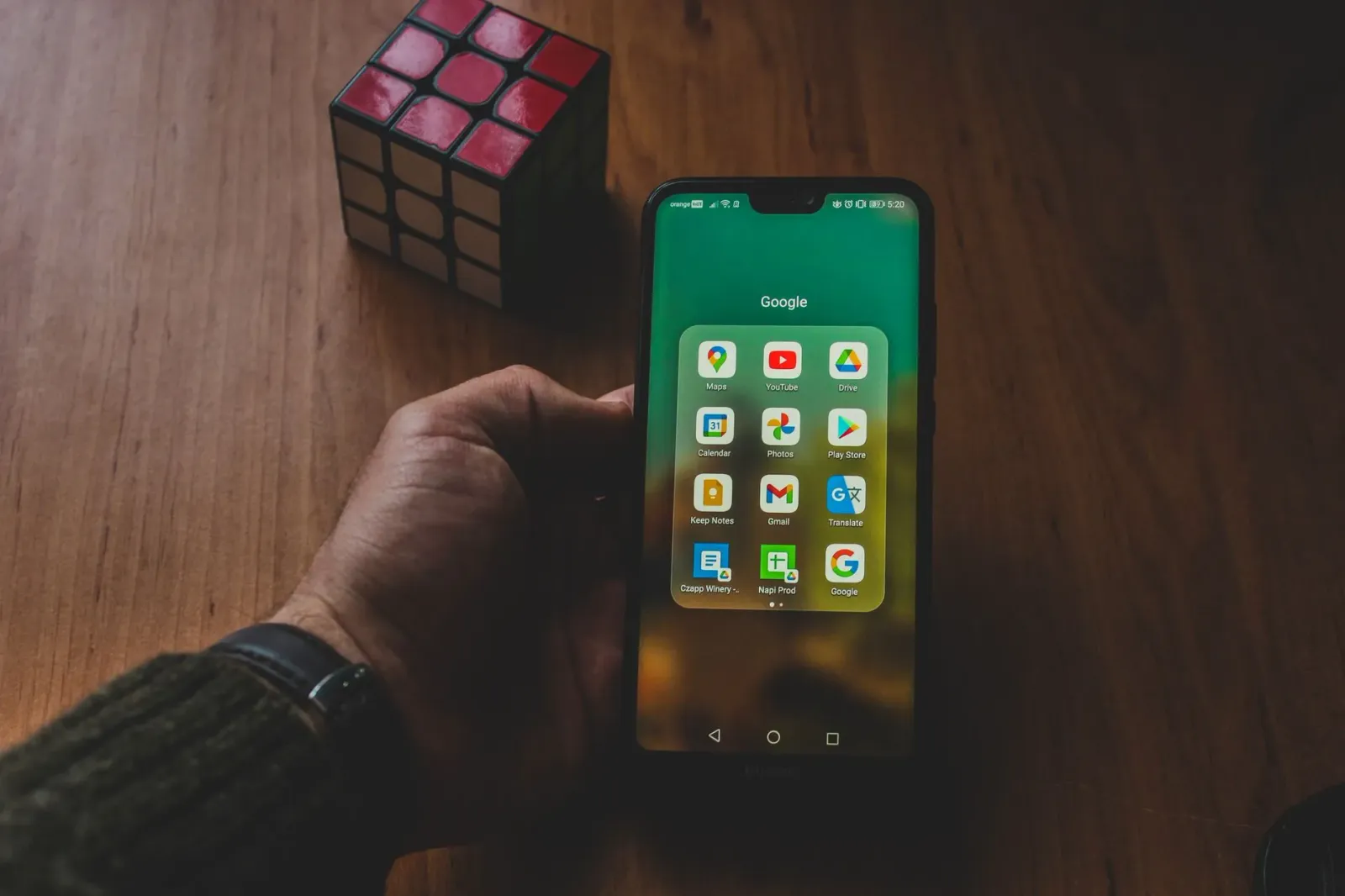Smartphone foldable hatudu Bubble app window flutuante iha ekrã, ho jogu iha metade seluk, no smartwatch iha liman hatudu Liv