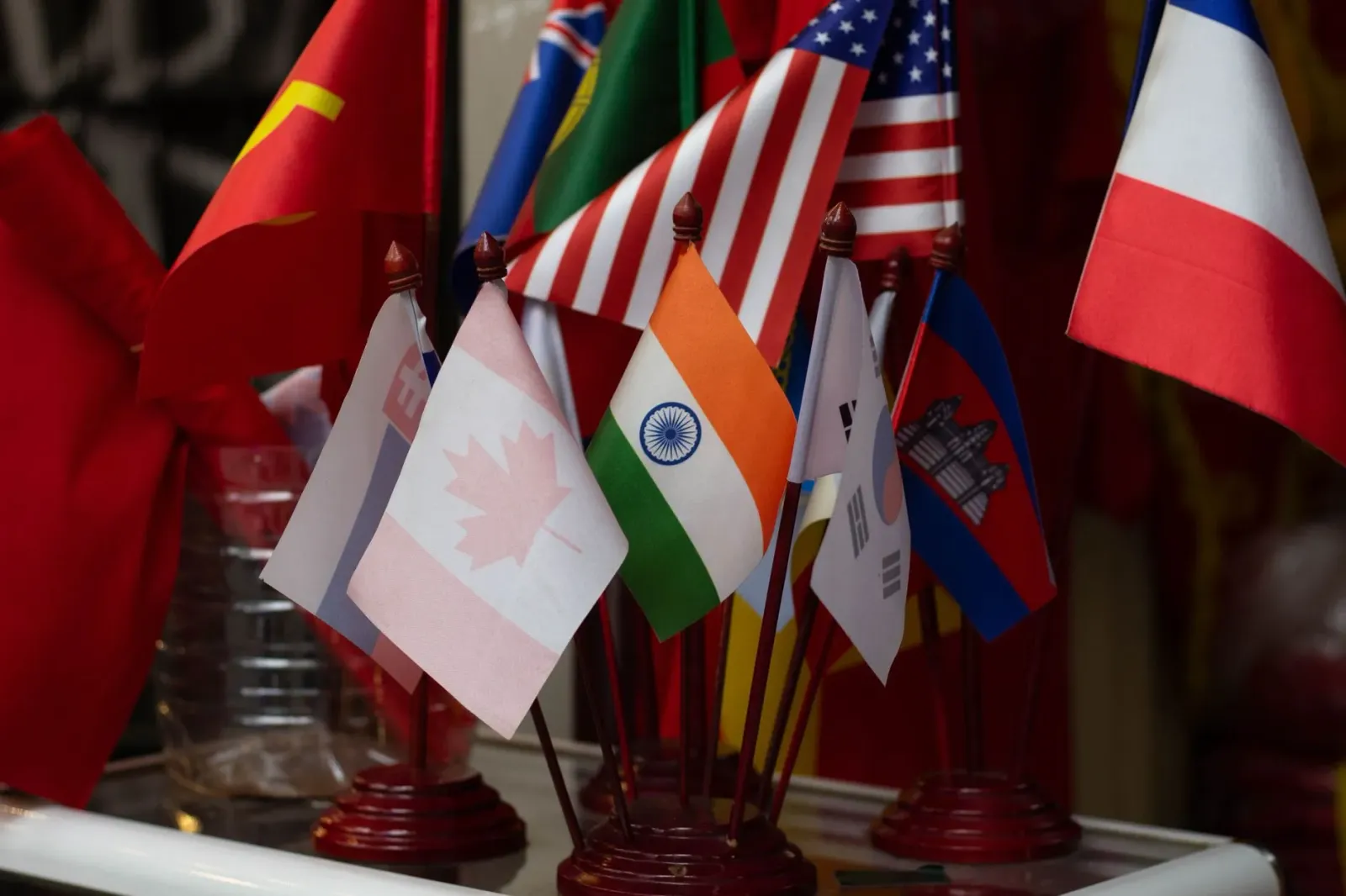 Imajen kona-ba investimentu $48 biliaun Amazon iha India no konferensia imprensa ho Primeiru-Ministru Modi, kombinadu ho foto