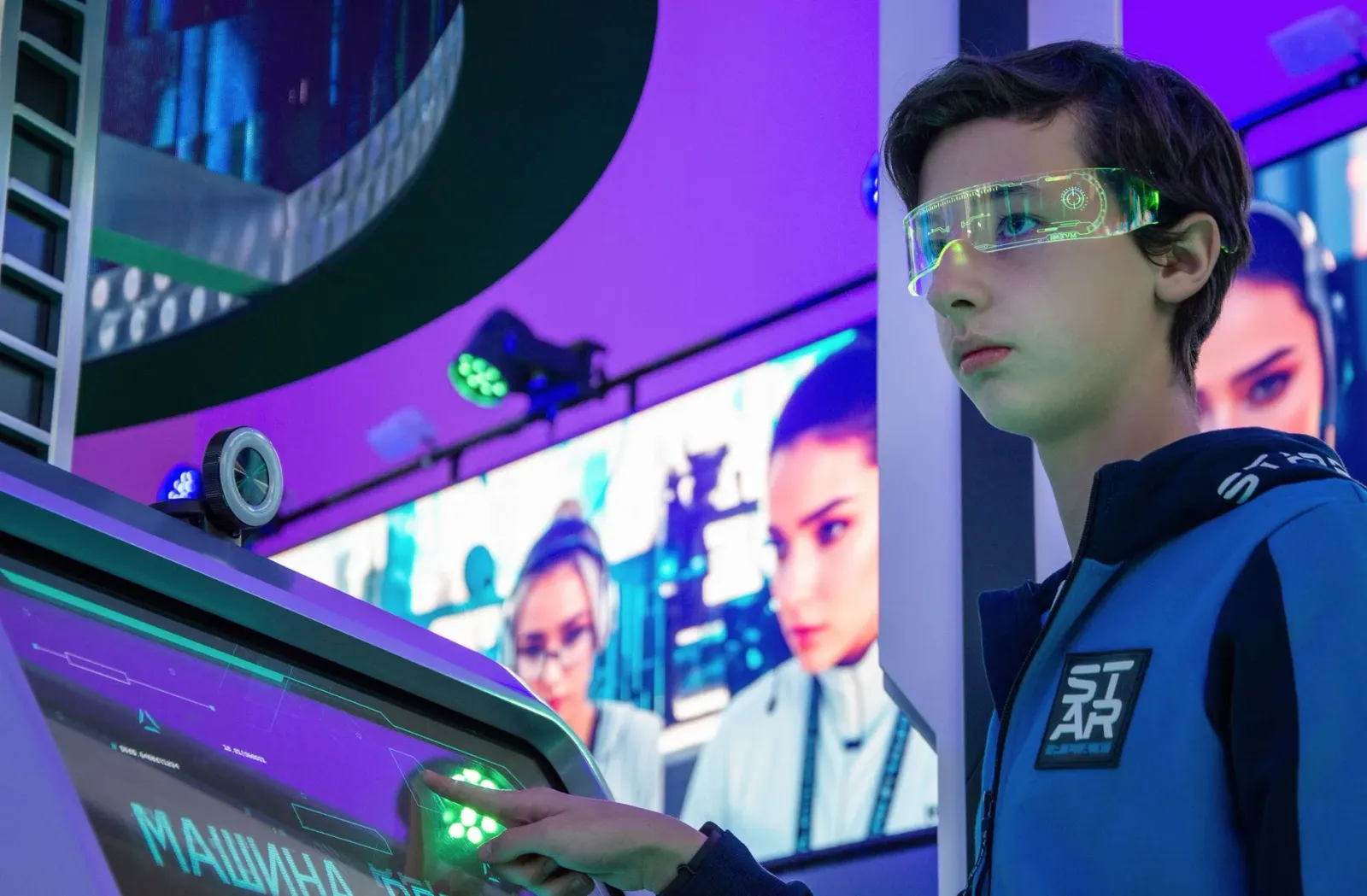 Imajen ida hatudu teknolojia smart glasses ne'ebé proibidu iha eventu desportu profisionál, ho jogu iha campo iha kotuk, hane