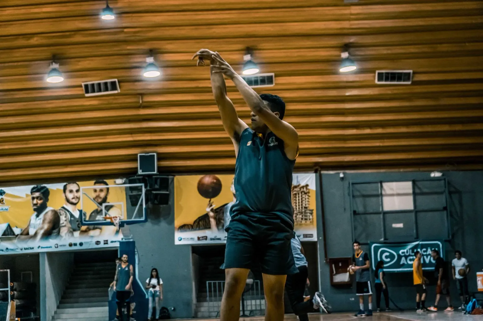 Jogador basketball Indiana Pacers hanesan Braden Smith sira hanesan sira nia mós
