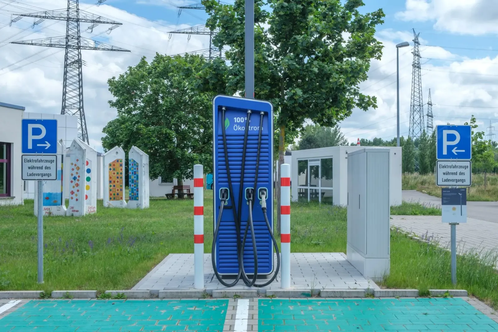 Estasaun karga EV iha Gujarat, India, ho viatura eletrik sira karga hela, hatudu infraestrutura modernu