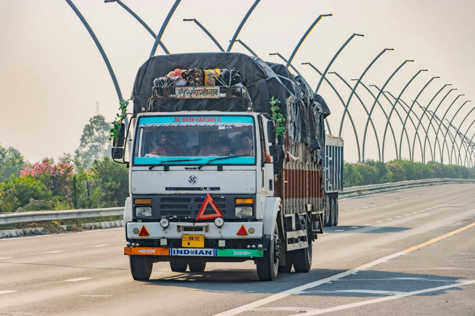 Imajen husi estrada Delhi-Mumbai Expressway ho akidente karreta no kamiaun, iha laran mos halo konferénsia imprensa kona-ba r