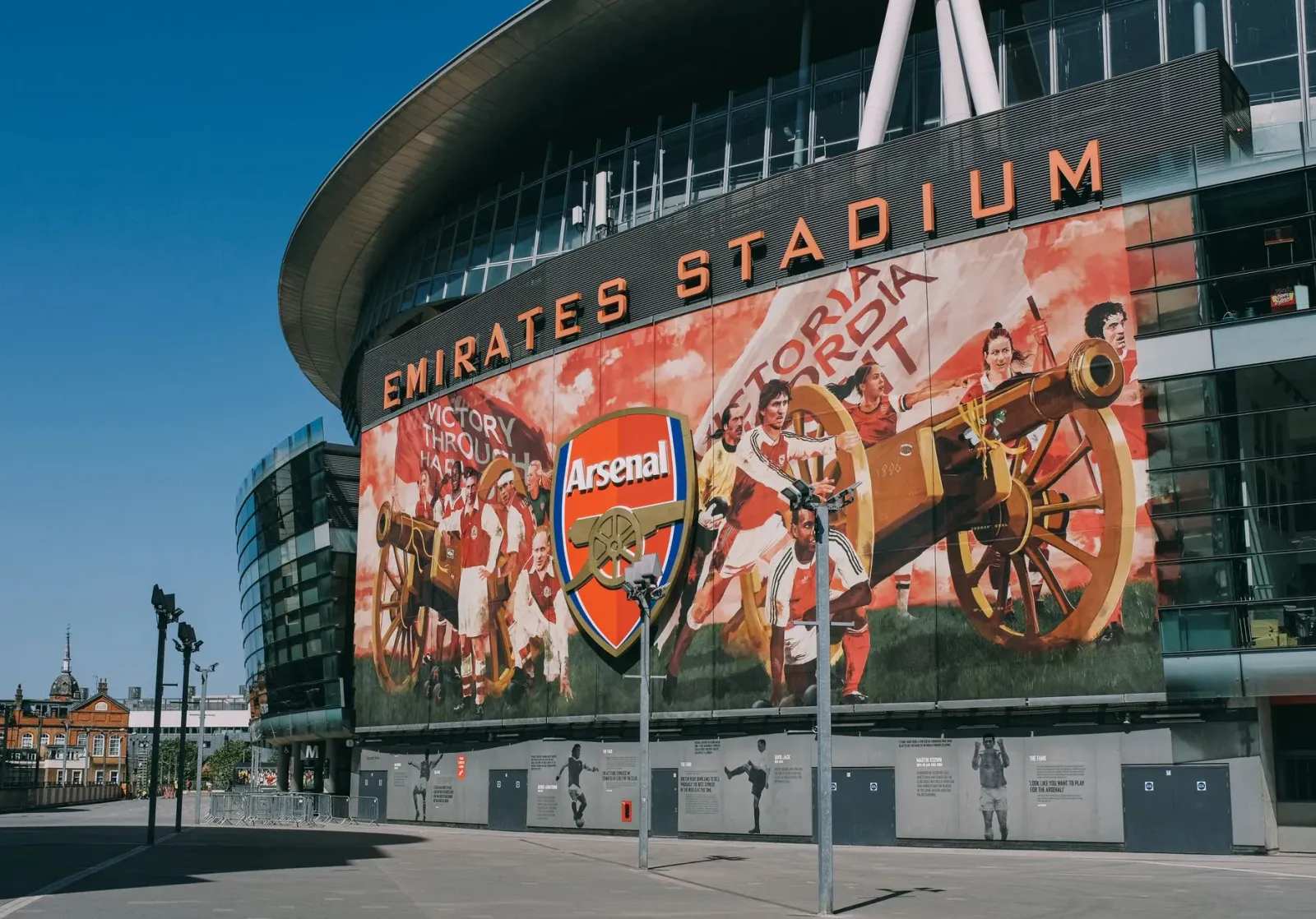 Jogadór futebol Arsenal ho kamiza korpu, ho estádiu iha kotuk, hatudu Sosa Fuan ba Gabriel Jesus
