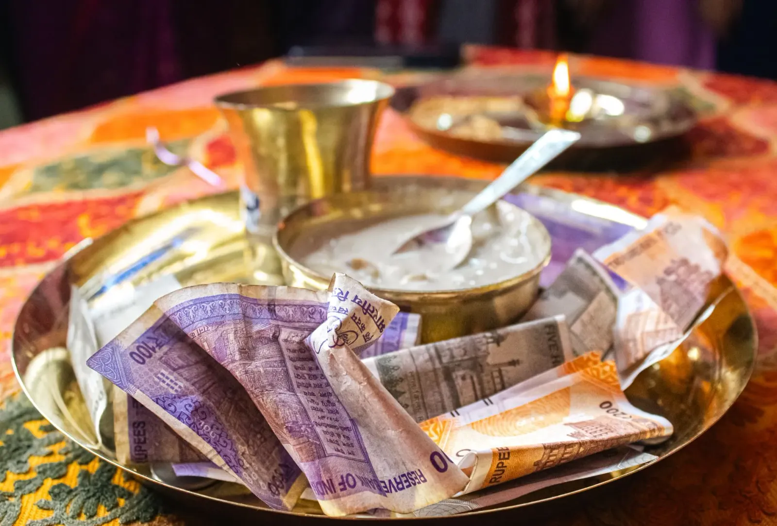 Imajen hosi Templo Ram iha Ayodhya, ho ema oferese limosn iha fatin sagradu, hatudu ambiente devosional no sériu.