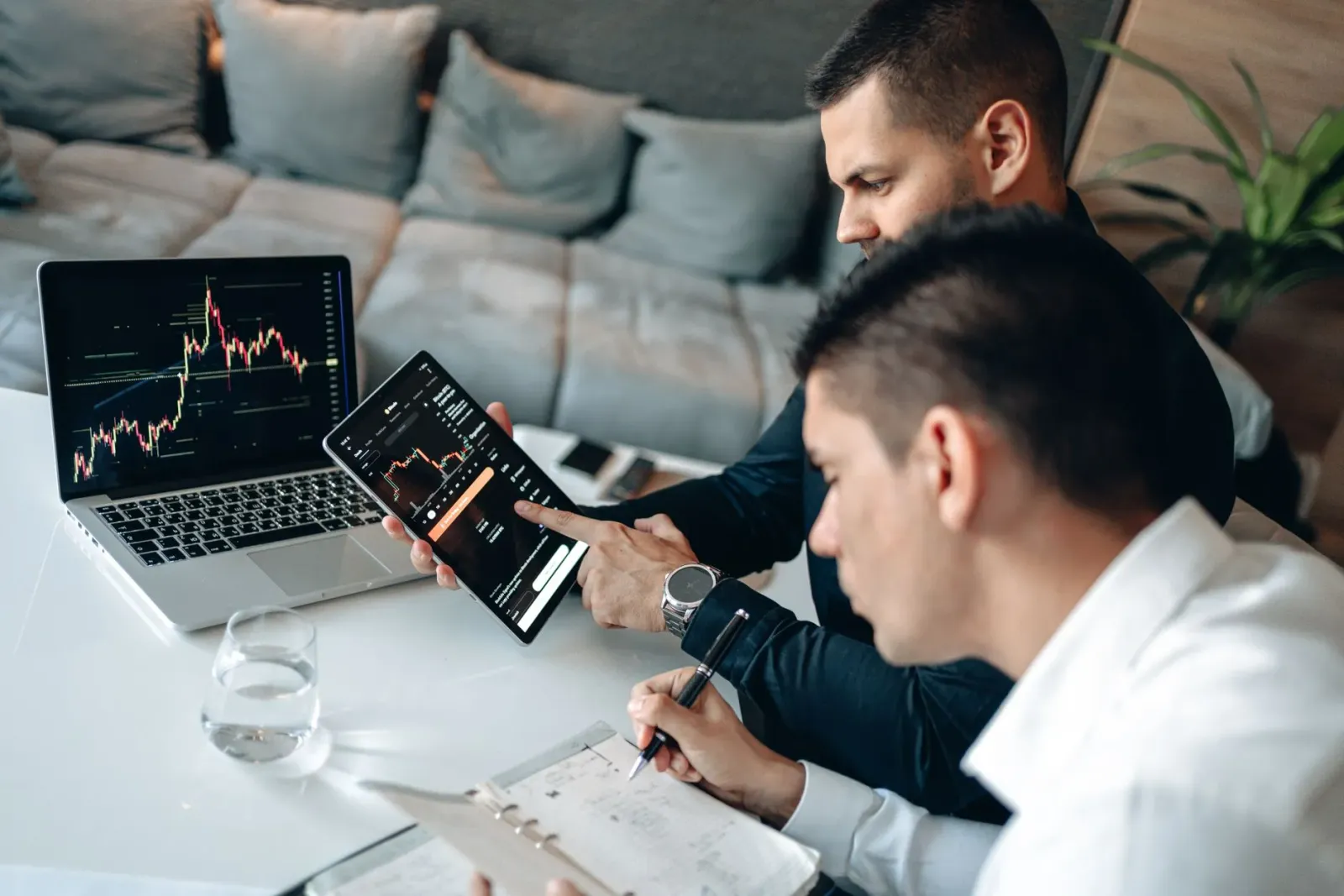 Líder negósiu sira analiza dadus investimentu AI iha futuru, ho gráfiku no komputadór iha meja