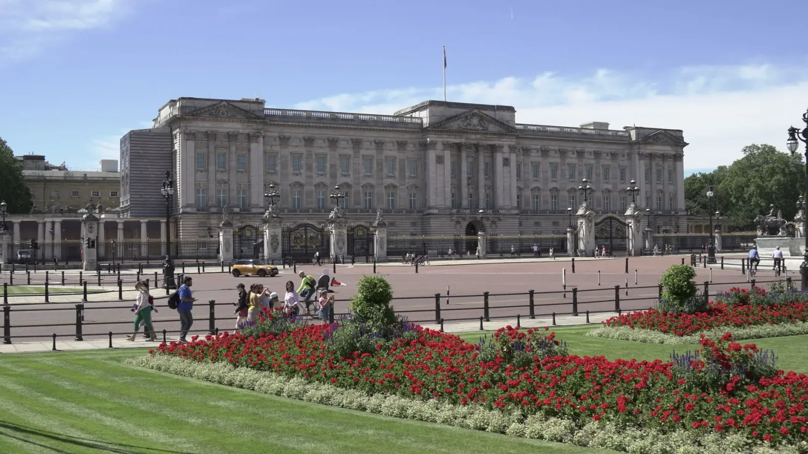 Imajen husi Palásiu Buckingham iha London, ne'ebé hatudu edifísiu históriku no bandeira britániku, importante ba turizmu no n