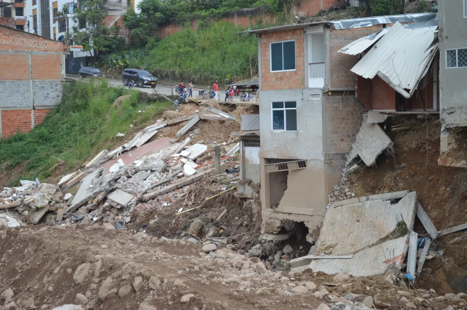 Imajen rai nakdoko iha Venezuela ne'ebé halo edifísiu sira monu, ho ema sira servisu hela atu salva vida. Ne'e hatudu destrui