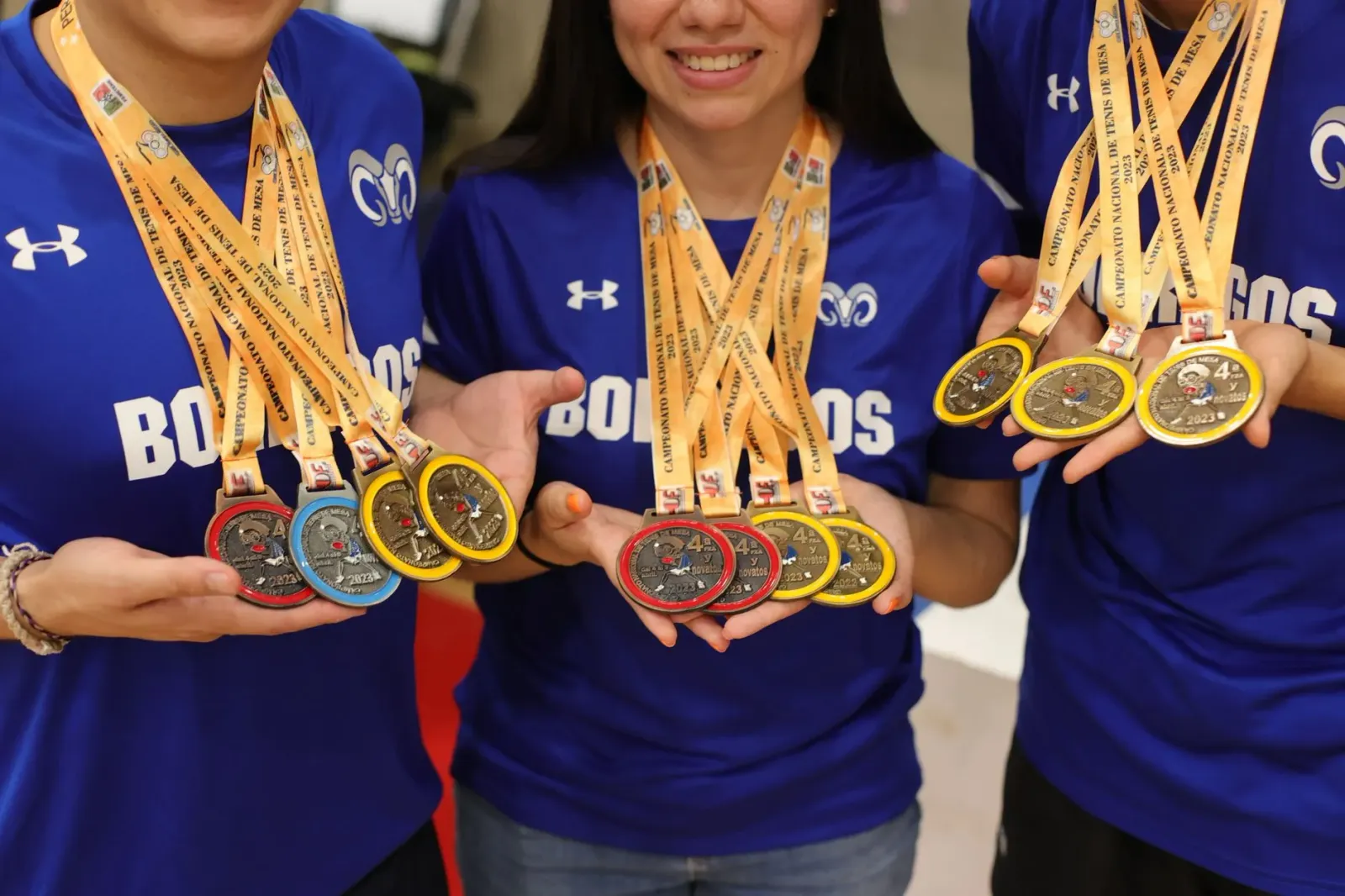 Manpreet Kaur simu medalla prata iha National Kayaking and Canoeing Championship iha Raipur, India, ho sorrisu no bandeira ih