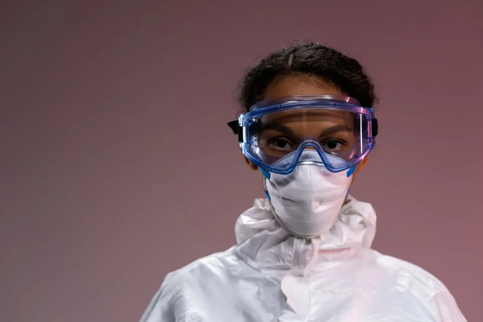 Mediku sira ho ekipamentu protesaun iha klinika iha Kongu Lorosa'e durante surtu Ebola, hatudu medo no preparasaun