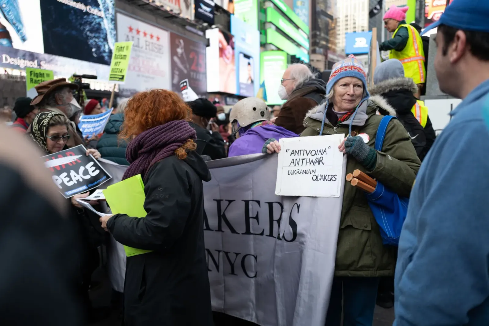 Ema barak halibur iha New York City protesta kona-ba freeze renda uma, ho plakatu sira ne'ebé hakerek 'Renta Justa' no 'Mamda