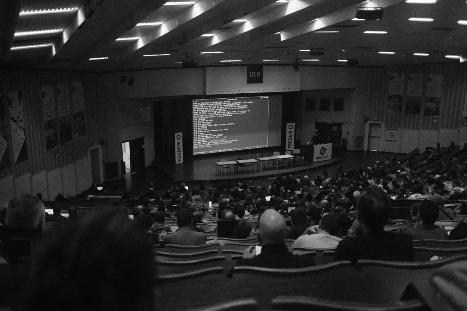 Imajen konferénsia teknolojia ho ema barak iha sala, hanesan WWDC 2026 no Summer Game Fest, hatudu ambiente anunsiu boot ho t