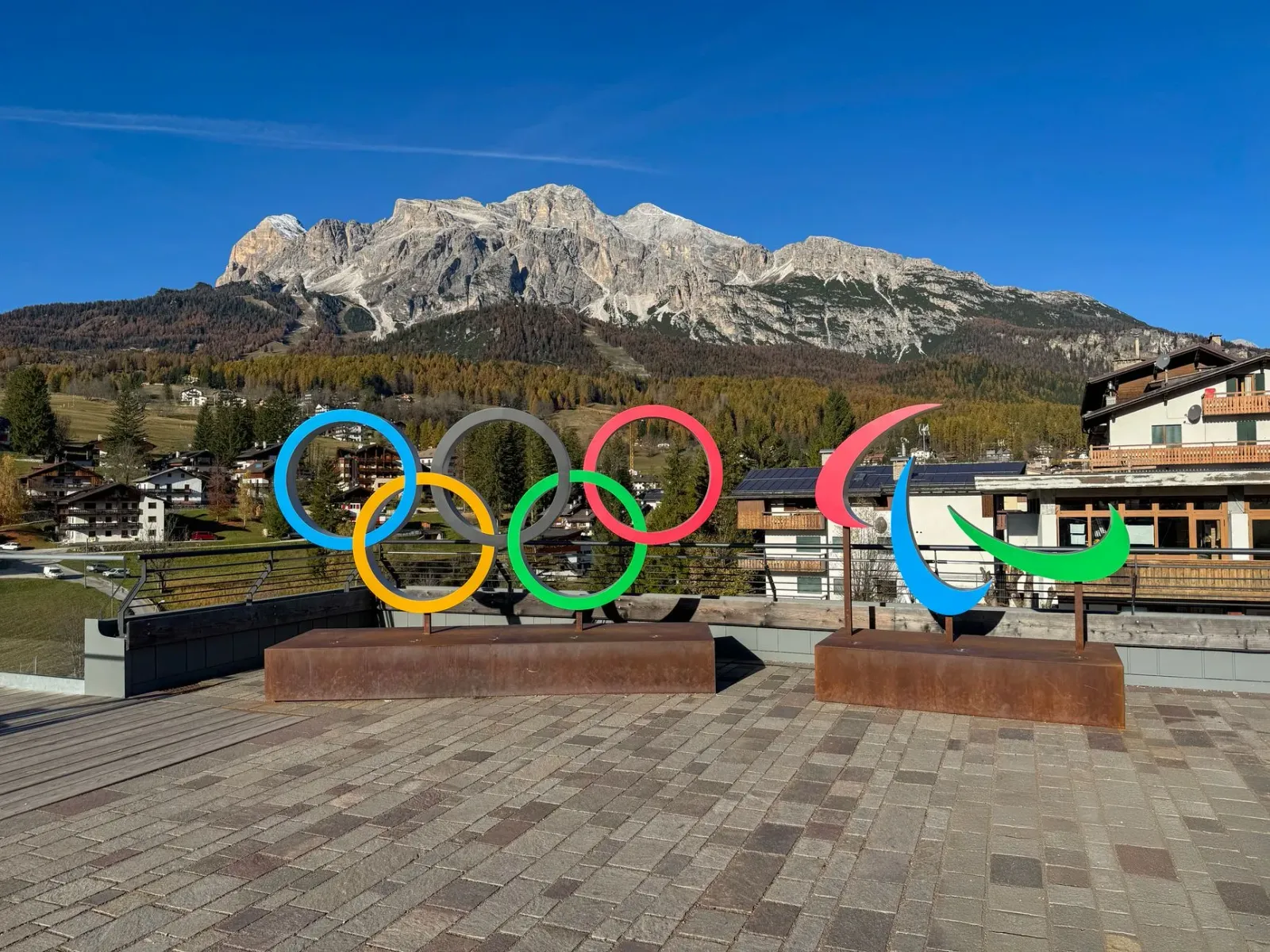 Imajen husi reuniaun organizadór Jogu Olimpiku Invernu 2030 iha Lausanne, Suísa, ho mapa no dokumentu iha meza, hatudu proses