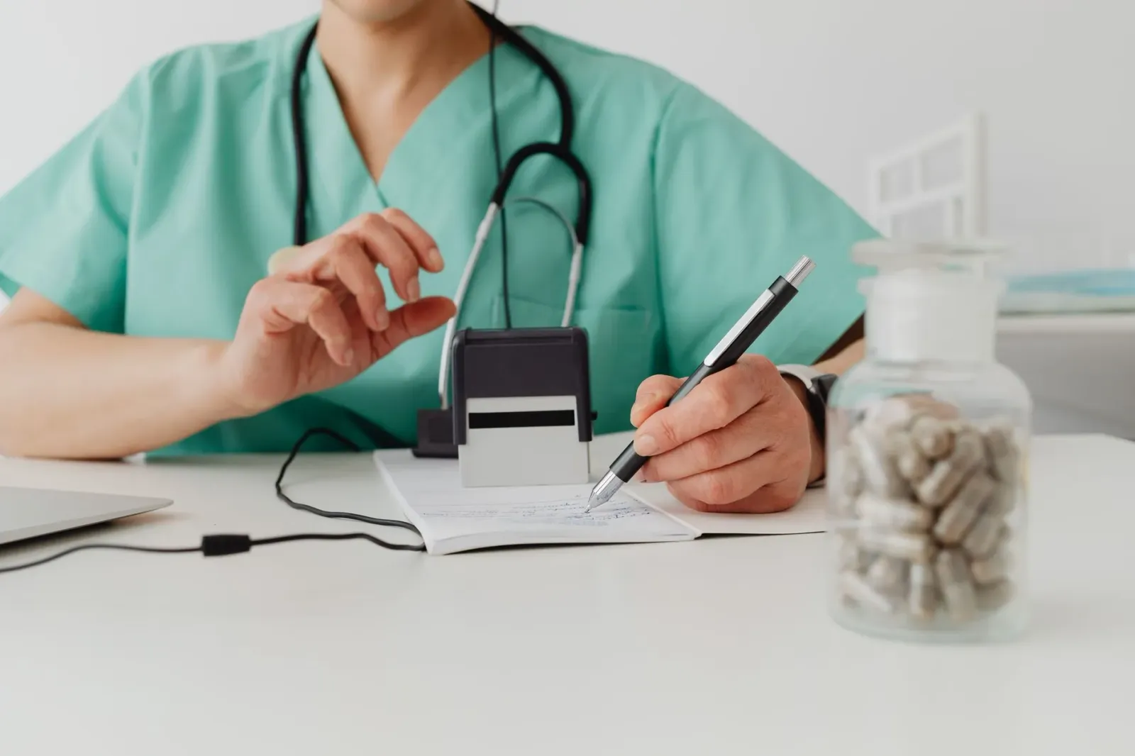 Imajen ida hatudu doktor AI digital iha komputador ho reseita mediku iha tela, ho fundu klínika modernu iha Utah, hanesan sim
