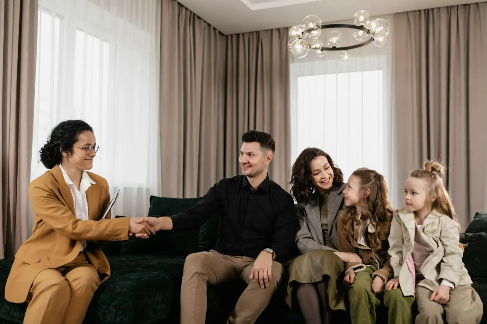 Foto familia lideransa negósiu dadun no filia halo reuniaun boot ho liur ne'ebe haree oinsá hatudu fatin ba nia filia, iha sa