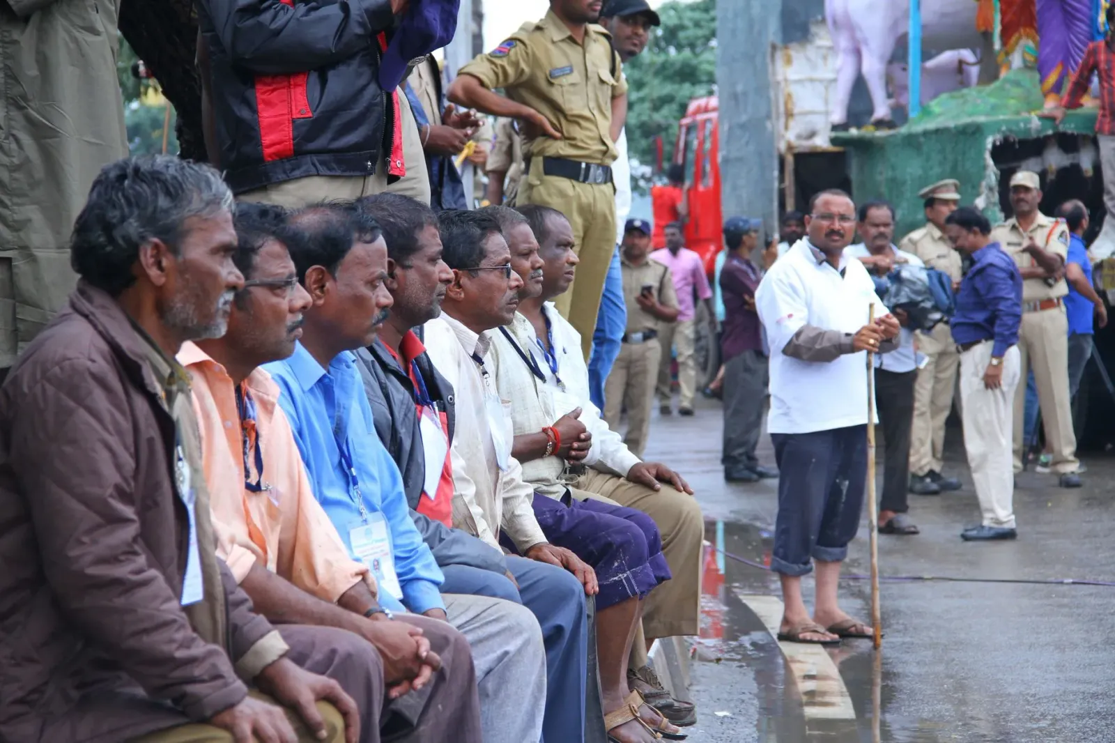 Imajen ida hatudu ema barak ho seguransa iha eventu públiku iha Madhya Pradesh, Timor Lorosa'e, ho polísia iha fatin barak