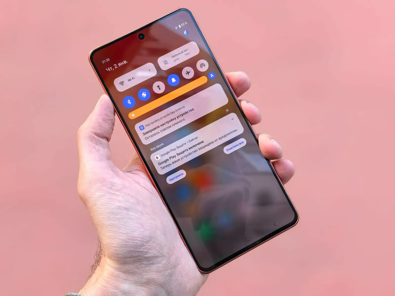 Ekrã telemóvel Android 17 hatudu janela Bubble flutuante no modu jogu 50/50 iha telemóvel dobra (foldable), ho aplikasaun rua