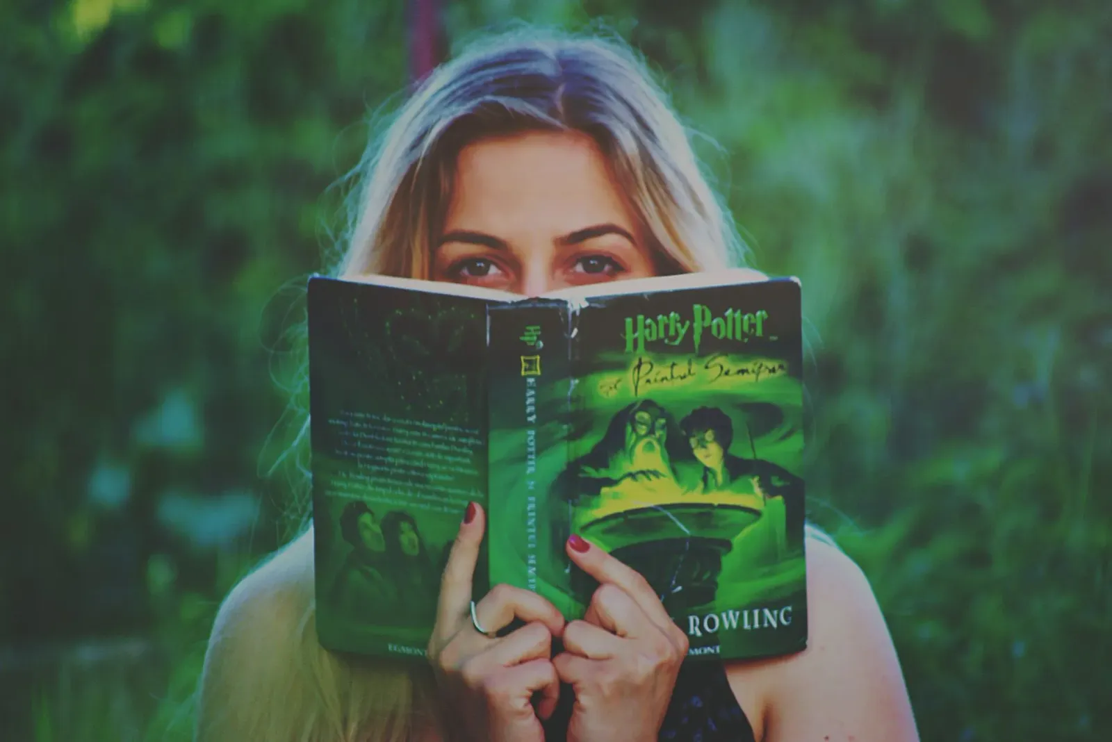 Imajen ida hatudu teknolojia moderna, hanesan komputadór no sinal satélite, ligadu ho livru Harry Potter no ilustrasaun estra