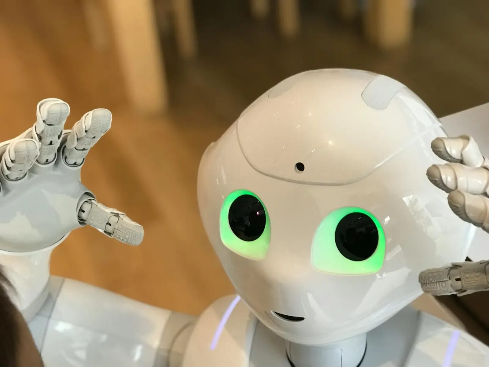 Imajen ida ne'ebé hatudu Microsoft Build 2026 iha São Francisco, ho ema barak iha sala konferénsia, no ekrã boot hatudu AI no