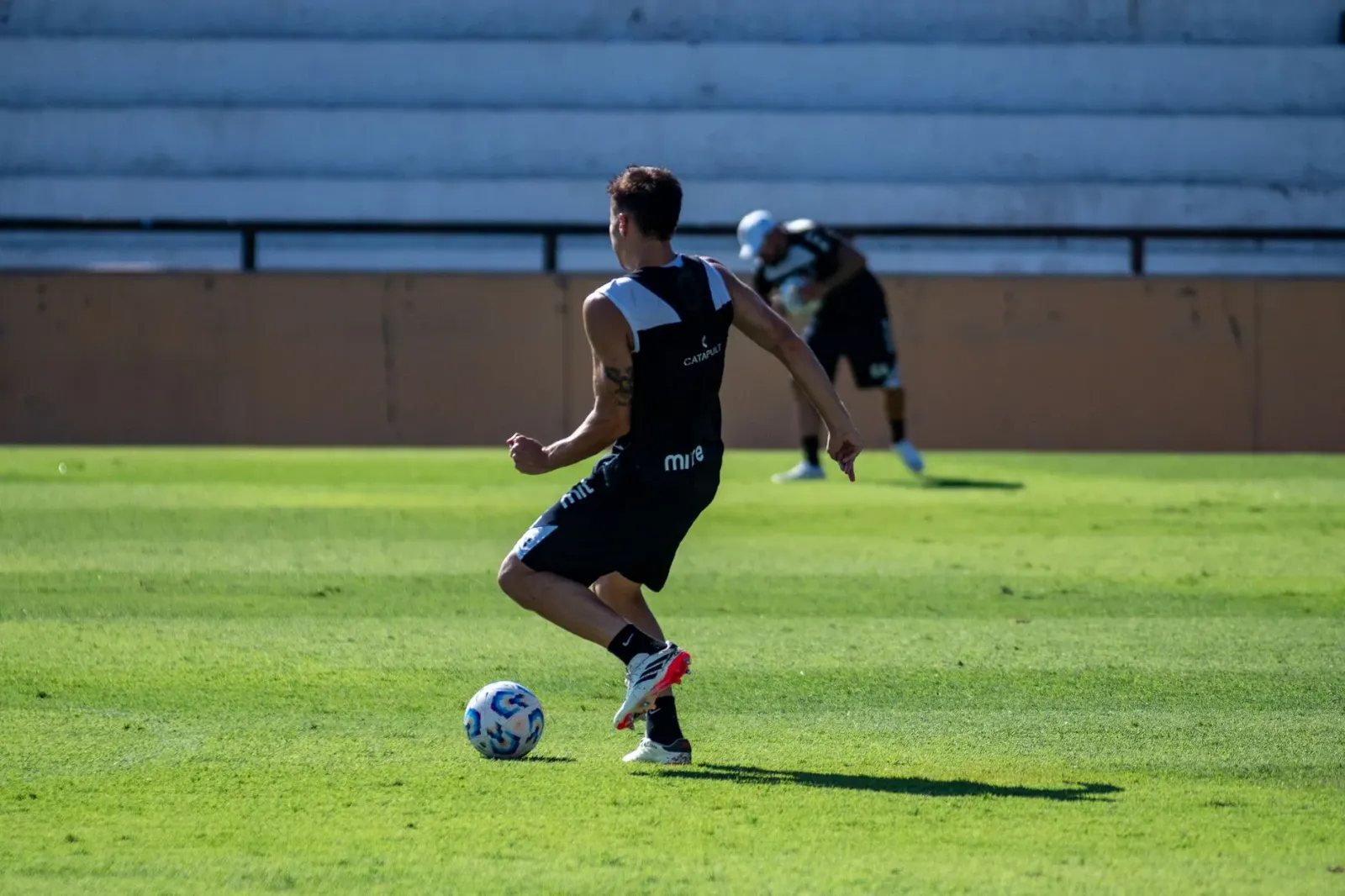 Atleta sira treinu iha kampu futébol, hatudu forsa no determinasaun ba futuru desportu nian
