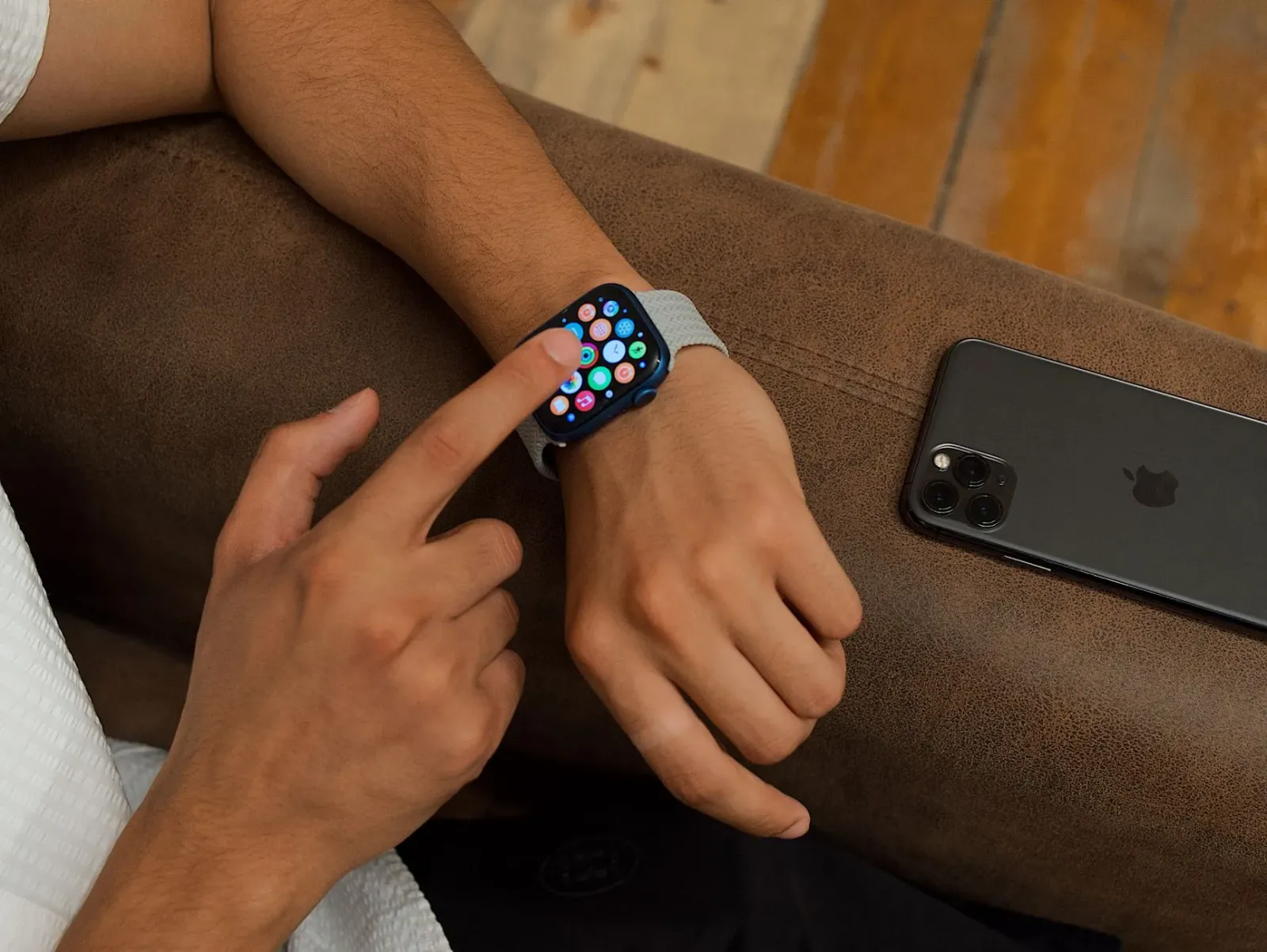 Ema ida uza smartphone no smartwatch atu halo multitasking, hatudu oinsá teknolojia foun hanesan Android 17 no Wear OS 7 afet